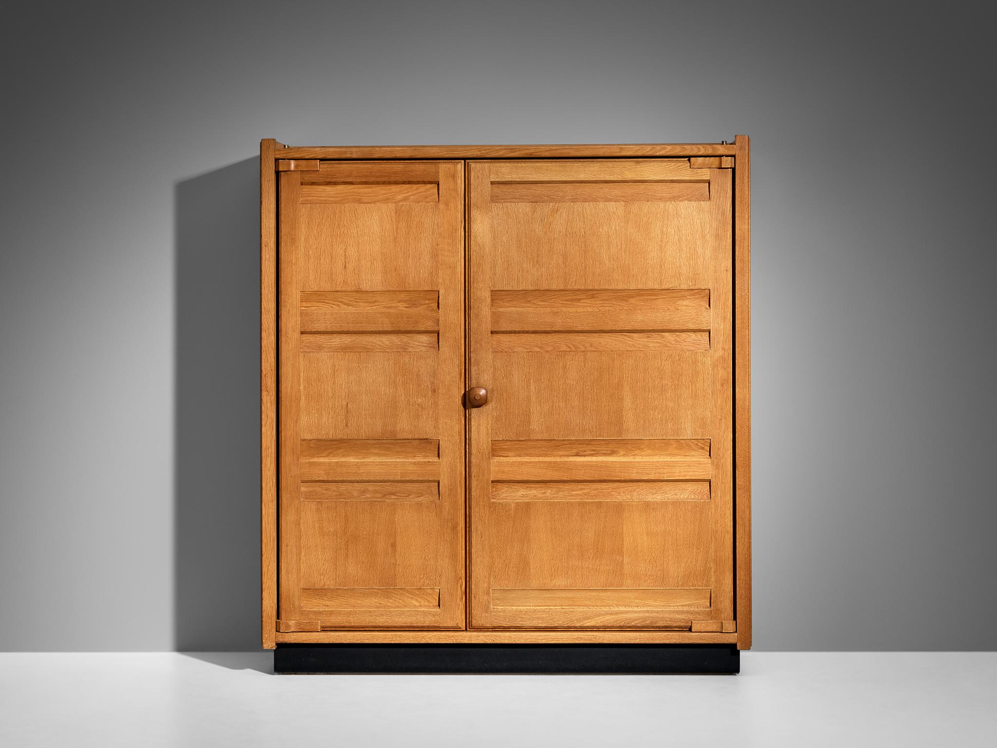 Guillerme et Chambron pour Votre Maison, armoire ou cabinet, chêne massif, France, années 1960. 

Cette armoire est un bon exemple de l'excellence du travail du bois grâce à sa construction bien conçue basée sur des assemblages de bois innovants et