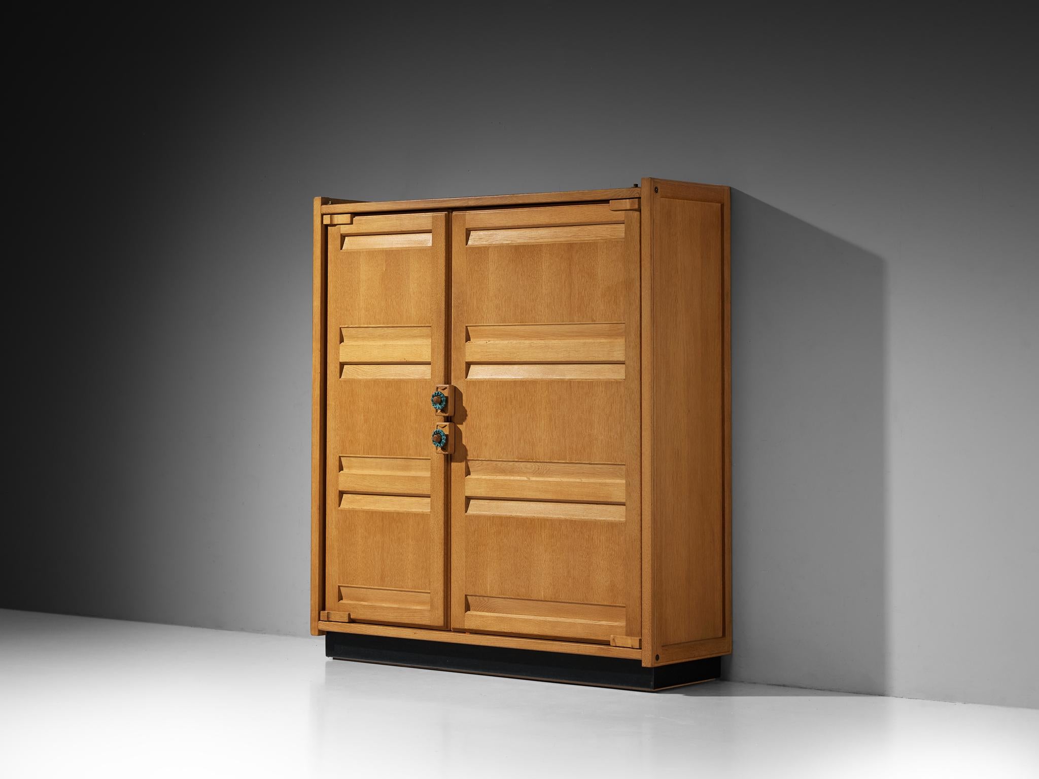 Guillerme et Chambron para Votre Maison, armario o vitrina, roble macizo, cerámica, Francia, años 1960. 

Este armario es un buen ejemplo de carpintería bien pensada, en la que la estructura y la superficie se tratan con el mismo cuidado. La