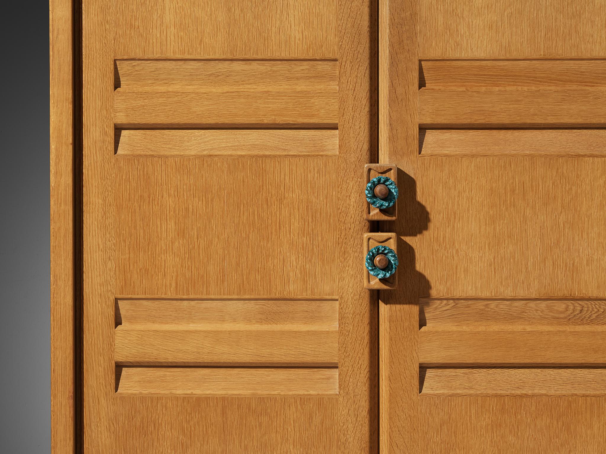 Mid-Century moderno Guillerme & Chambron Armadio grande o guardaroba in Oak massiccio in vendita