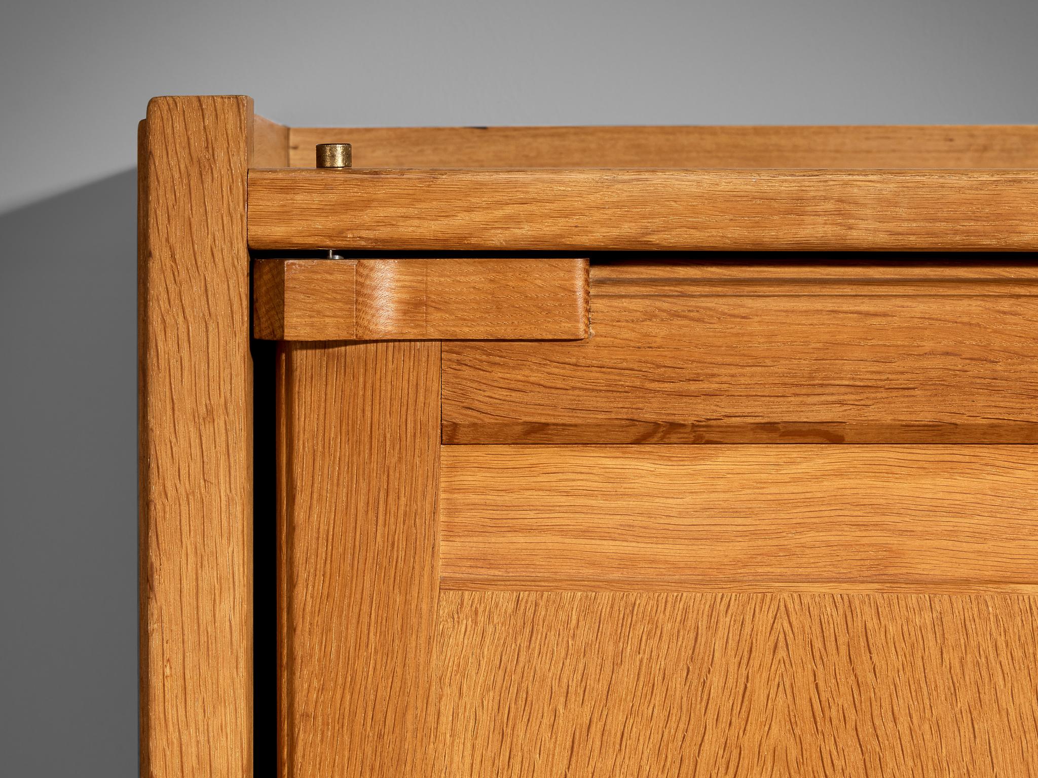 Français Grand meuble de rangement ou armoire Guillerme & Chambron en chêne massif en vente