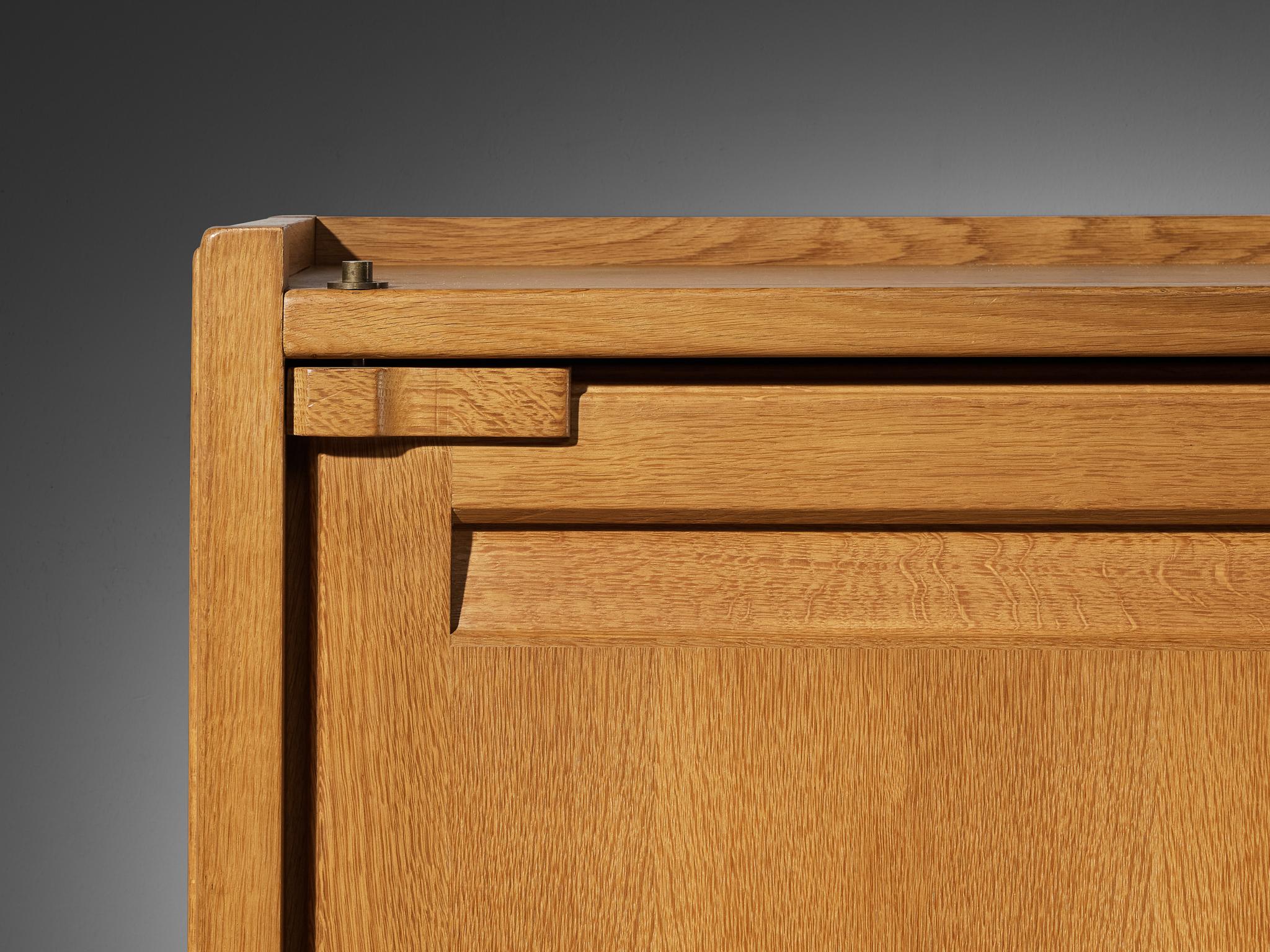 Francese Guillerme & Chambron Armadio grande o guardaroba in Oak massiccio in vendita
