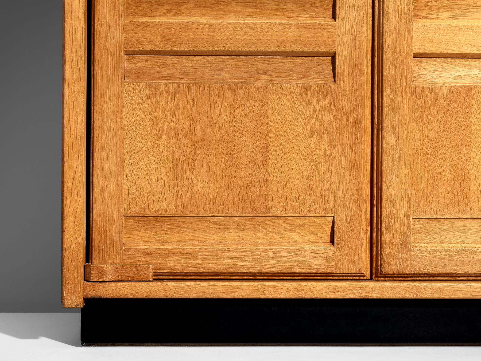 Milieu du XXe siècle Grand meuble de rangement ou armoire Guillerme & Chambron en chêne massif en vente