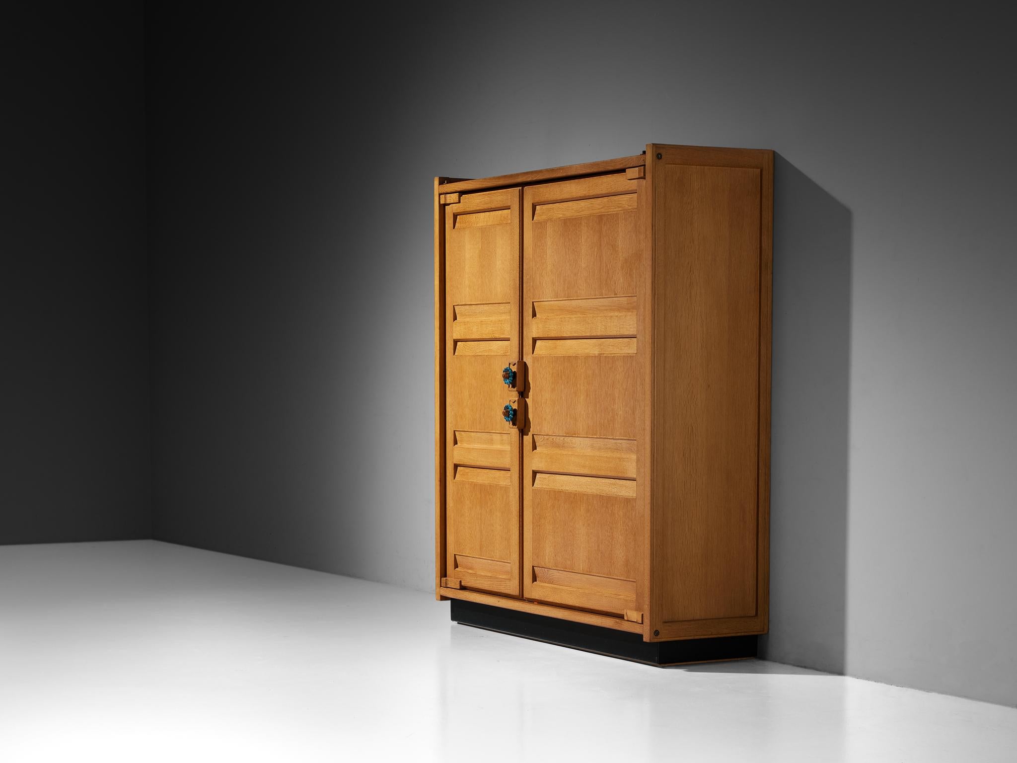 Metà XX secolo Guillerme & Chambron Armadio grande o guardaroba in Oak massiccio in vendita