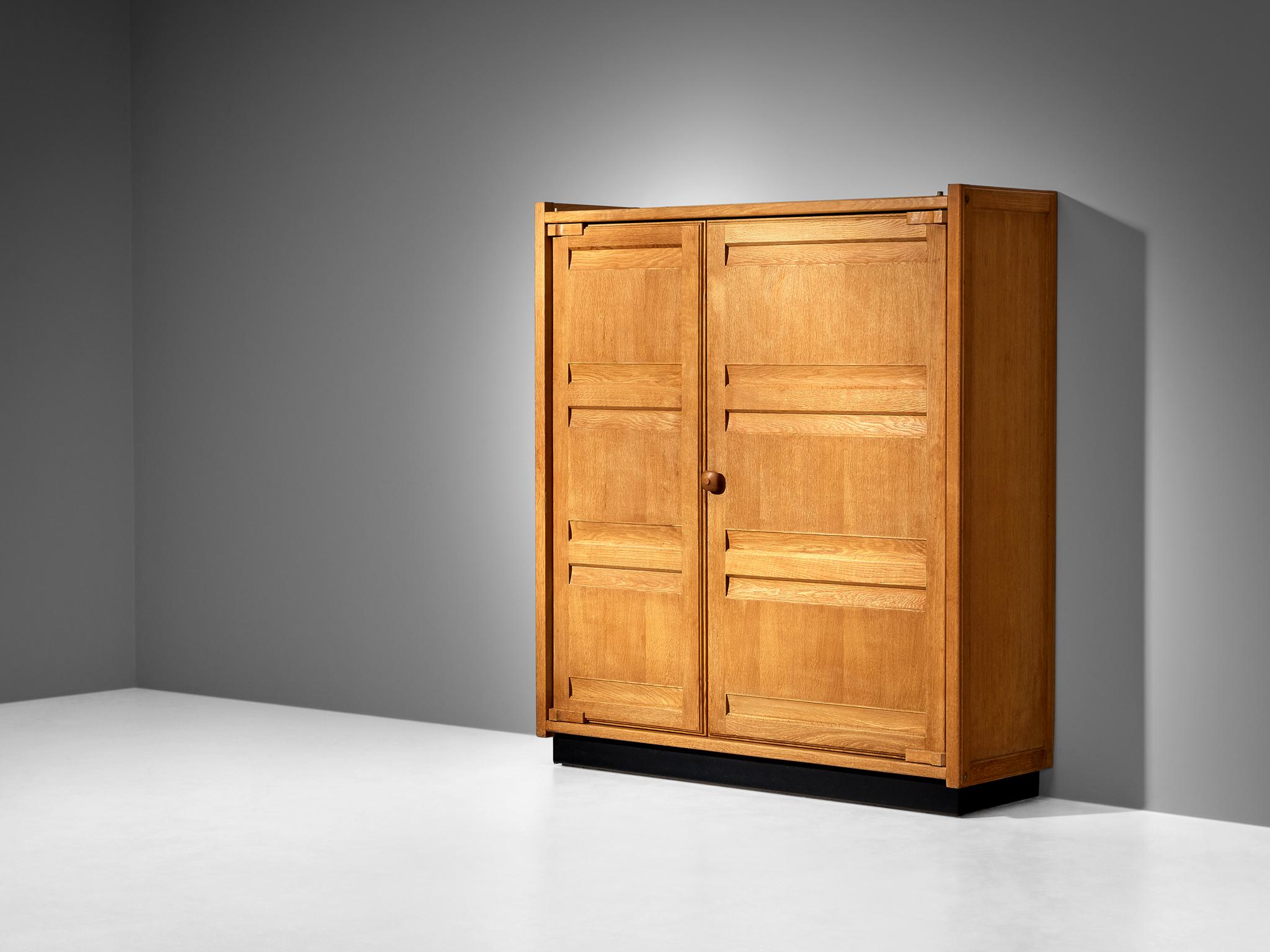 Chêne Grand meuble de rangement ou armoire Guillerme & Chambron en chêne massif en vente