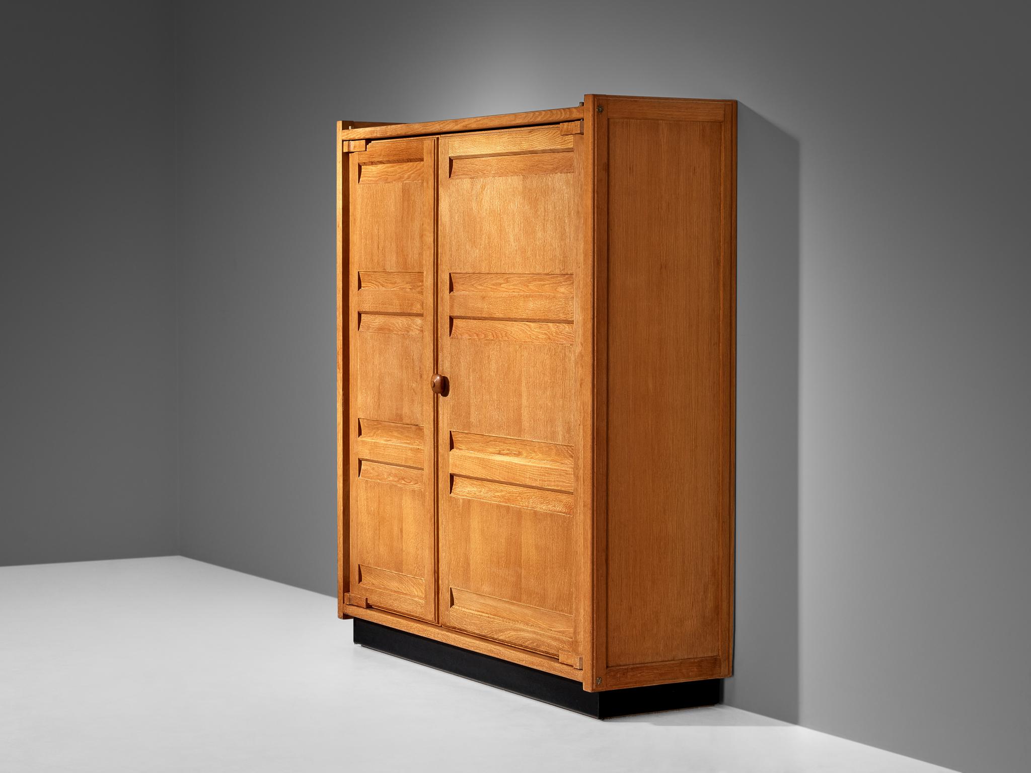Grand meuble de rangement ou armoire Guillerme & Chambron en chêne massif en vente 1
