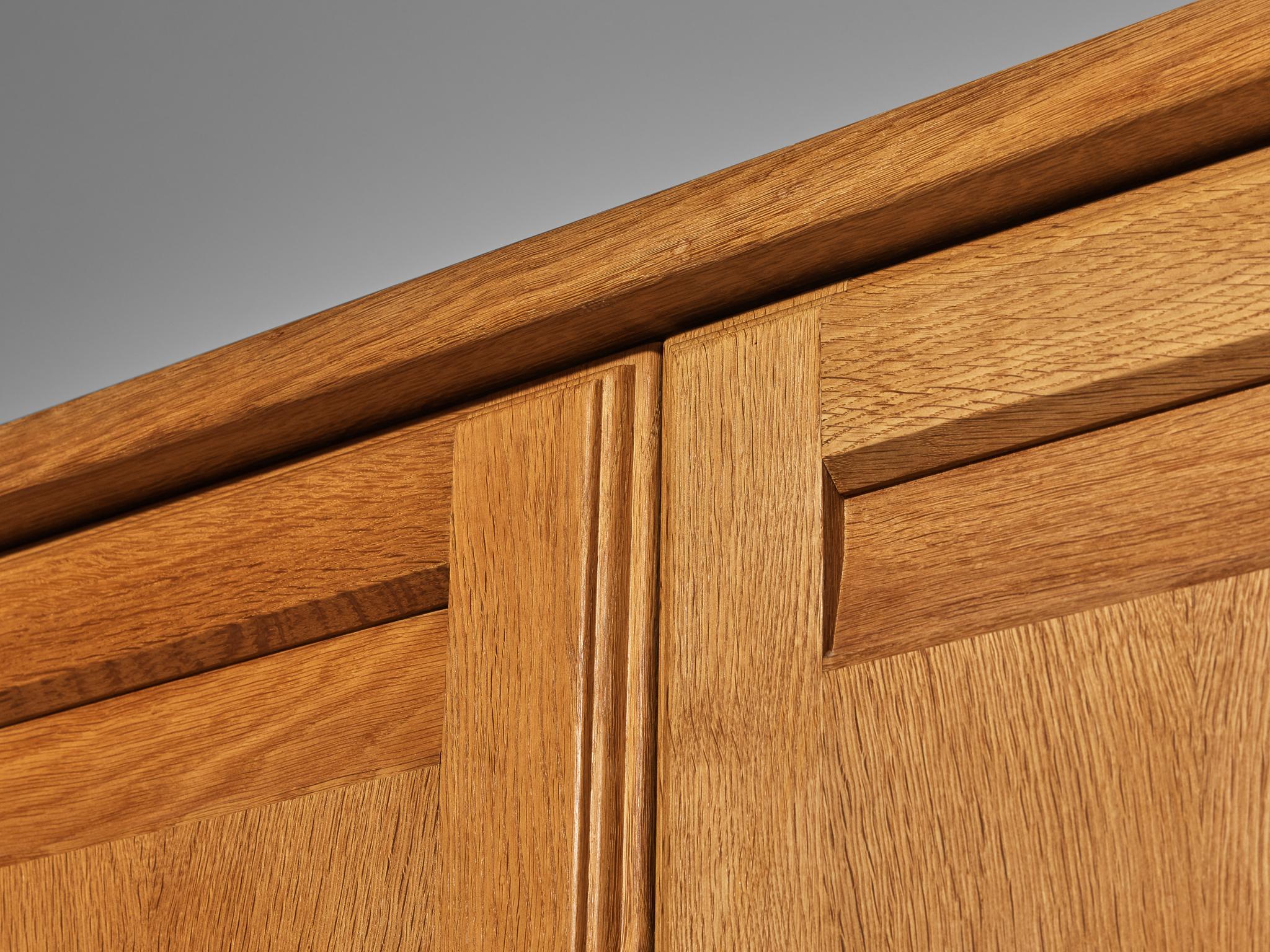 Grand meuble de rangement ou armoire Guillerme & Chambron en chêne massif en vente 2