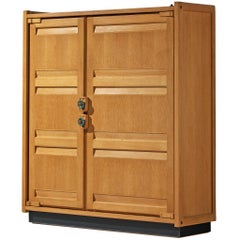 Guillerme & Chambron Großer Schrank oder Garderobe aus massiver Eiche