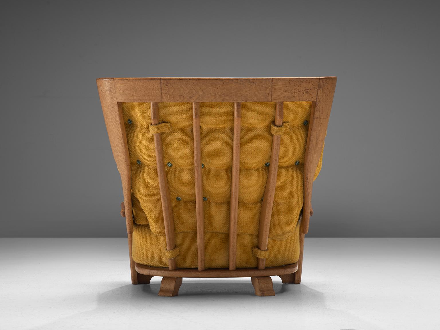 Guillerme & Chambron for Votre Maison, lounge chair, fabric and oak, France, 1960s.

An extraordinary Guillerme and Chambron lounge chair in solid oak with the typical characteristic decorative details at the back and capricious forms of the legs.