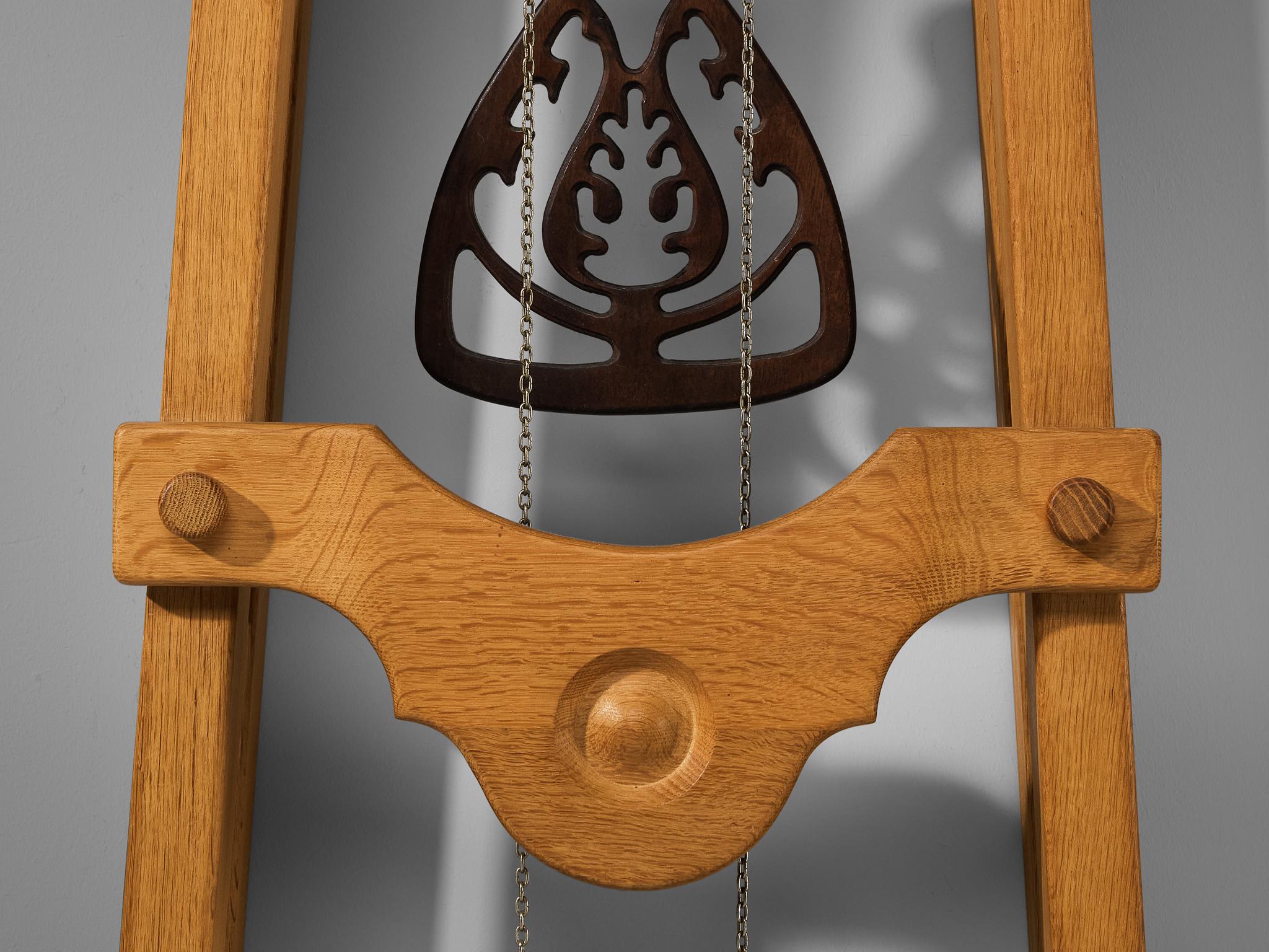 Français Horloge de parquet Guillerme & Chambron en chêne avec accents en laiton en vente