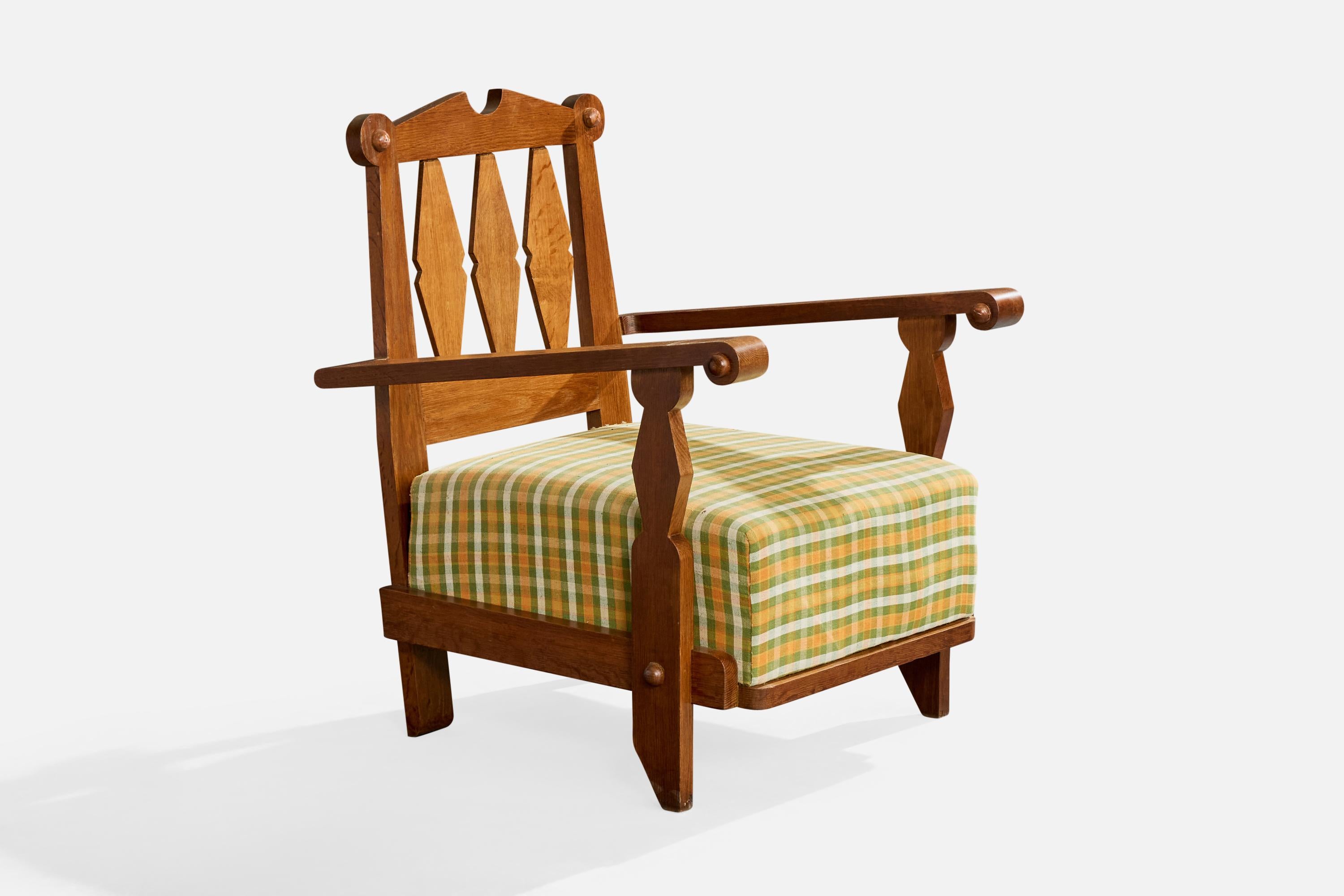 Sillón de tela y roble diseñado por Robert Guillerme y Jacques Chambron, producido por Votre Maison Francia, c. 1960.

Desgaste de leve a moderado en el marco de madera.

Tejido vintage en mal estado; se recomienda retapizar.

Dimensiones totales