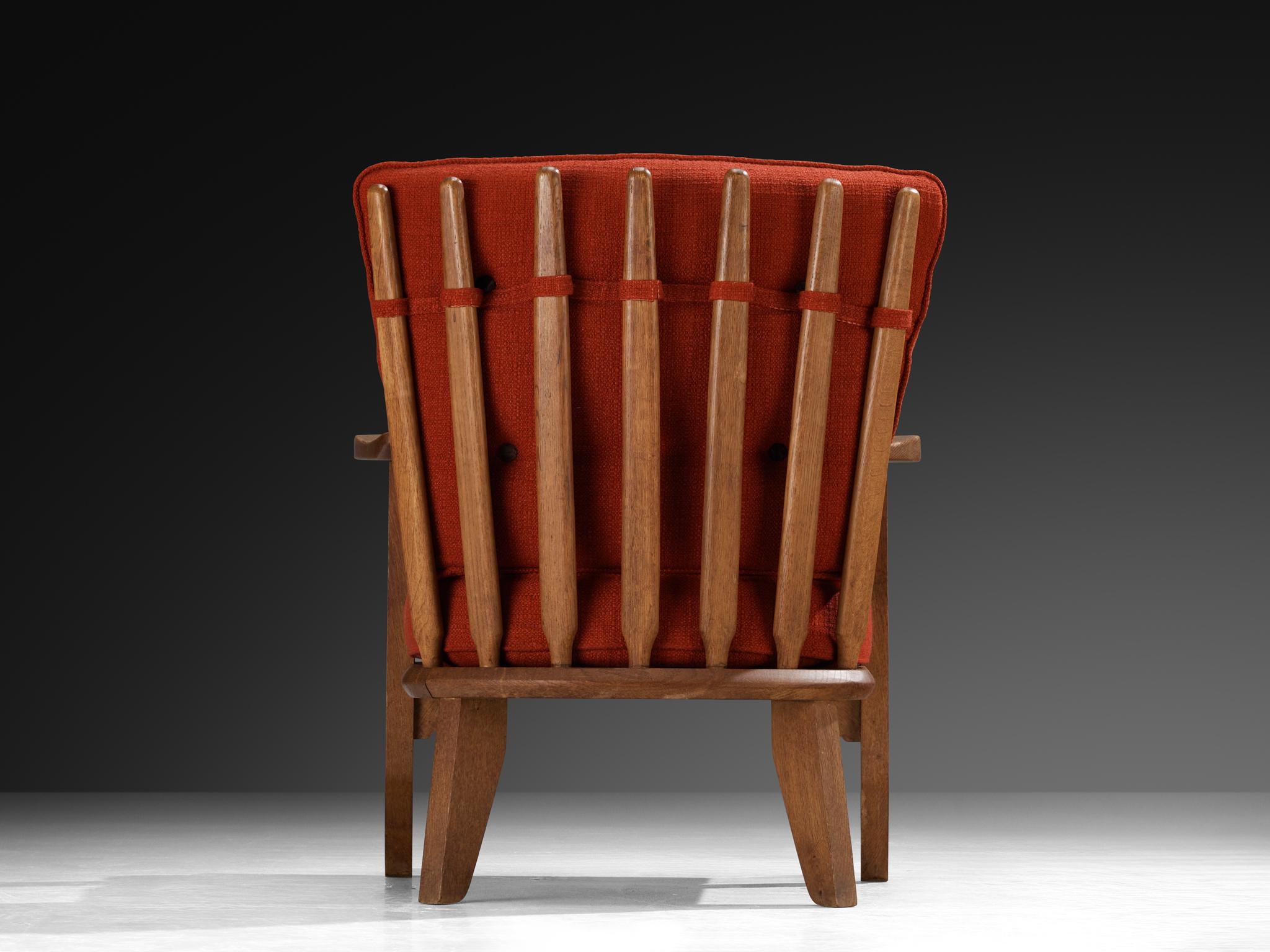 Sillón Guillerme & Chambron de roble y cojines rojos Francés en venta