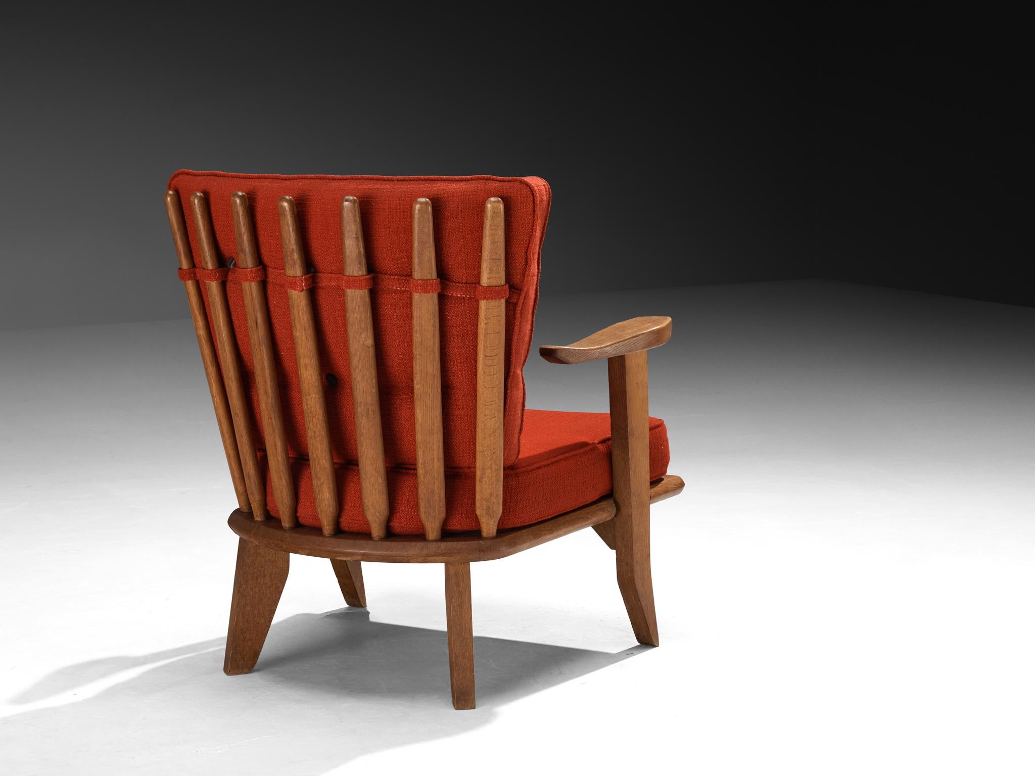 Sillón Guillerme & Chambron de roble y cojines rojos en Bueno estado para la venta en Waalwijk, NL