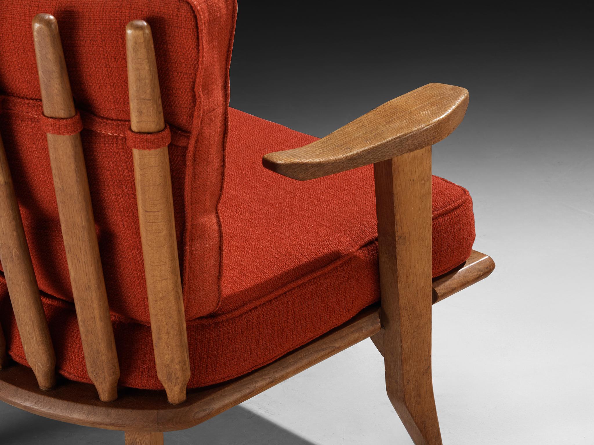 Sillón Guillerme & Chambron de roble y cojines rojos mediados del siglo XX en venta
