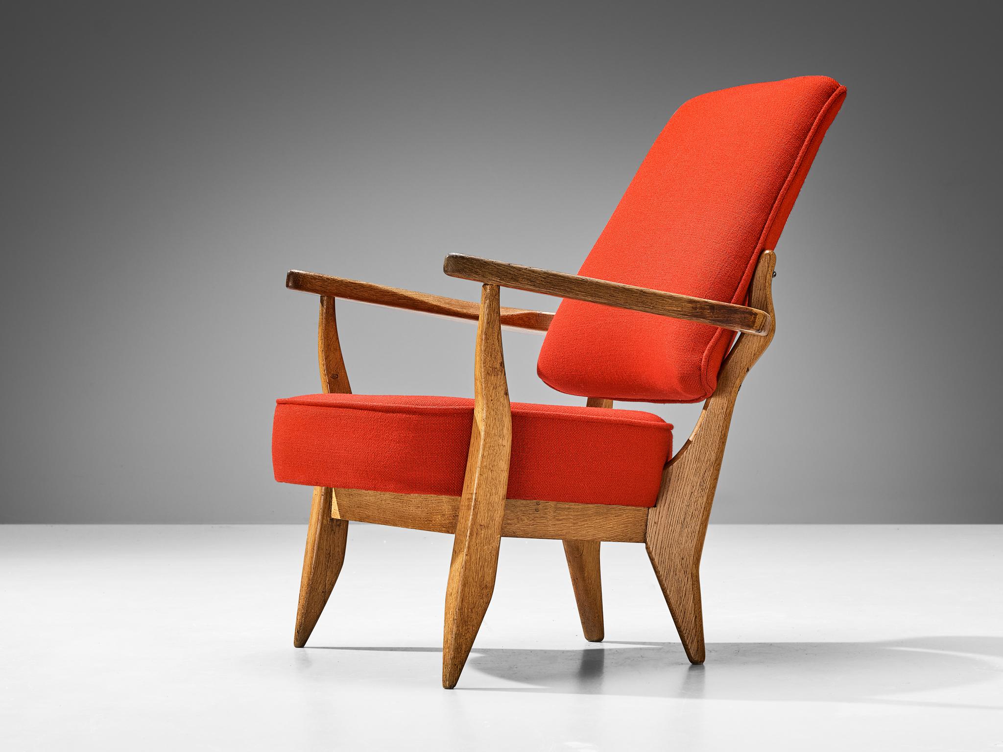 Guillerme et Chambron pour Votre Maison, fauteuil, tissu rouge, chêne, France, années 1960 

Ce fauteuil sculptural de Guillerme et Chambron est très bien exécuté et fabriqué en chêne massif sculpté. Ce fauteuil très confortable se caractérise par