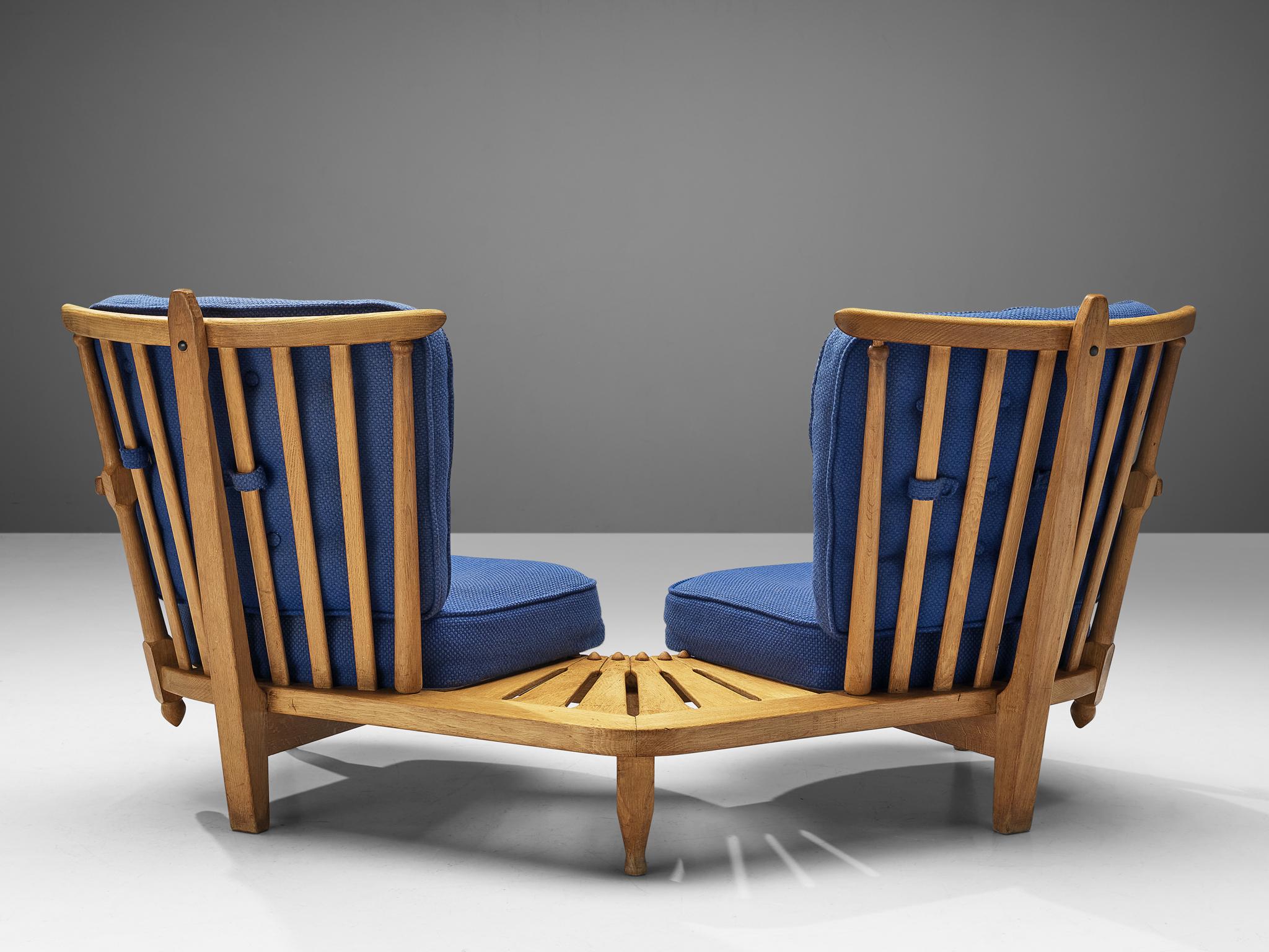 Guillerme & Chambron pour Votre Maison, chaises longues couplées avec table d'appoint, tissu, chêne, France, années 1960 

Guillerme & Chambron sont connus pour leurs meubles en chêne massif de haute qualité, dont celui-ci est un autre exemple. Le