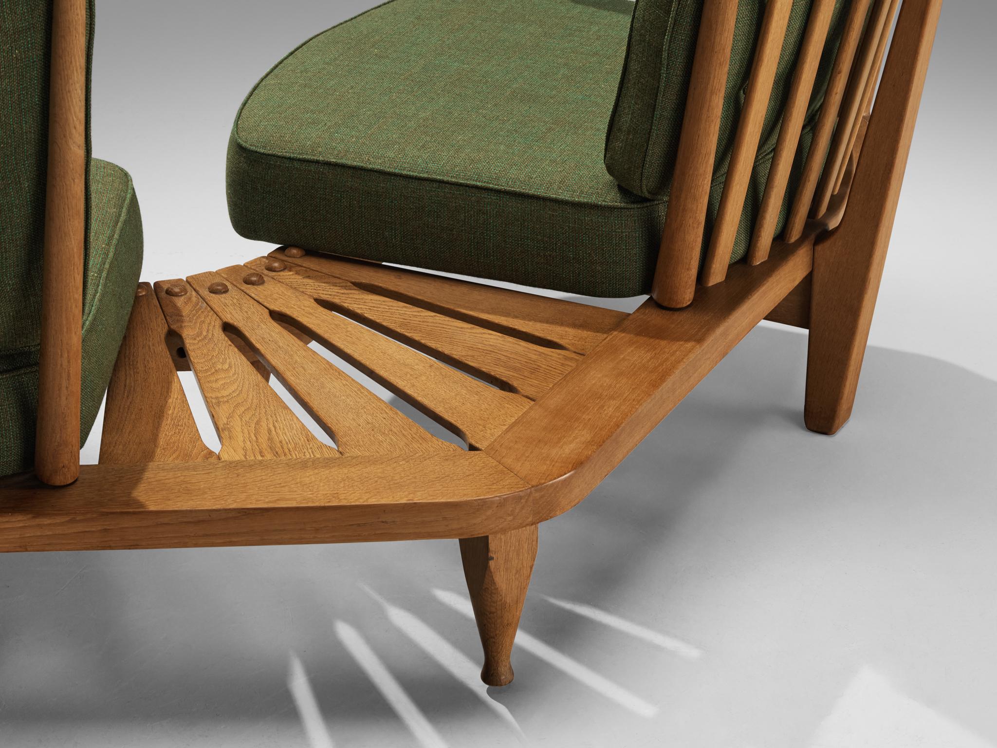 Ensemble Guillerme & Chambron avec table d'appoint en chêne massif et tissu vert en vente 3
