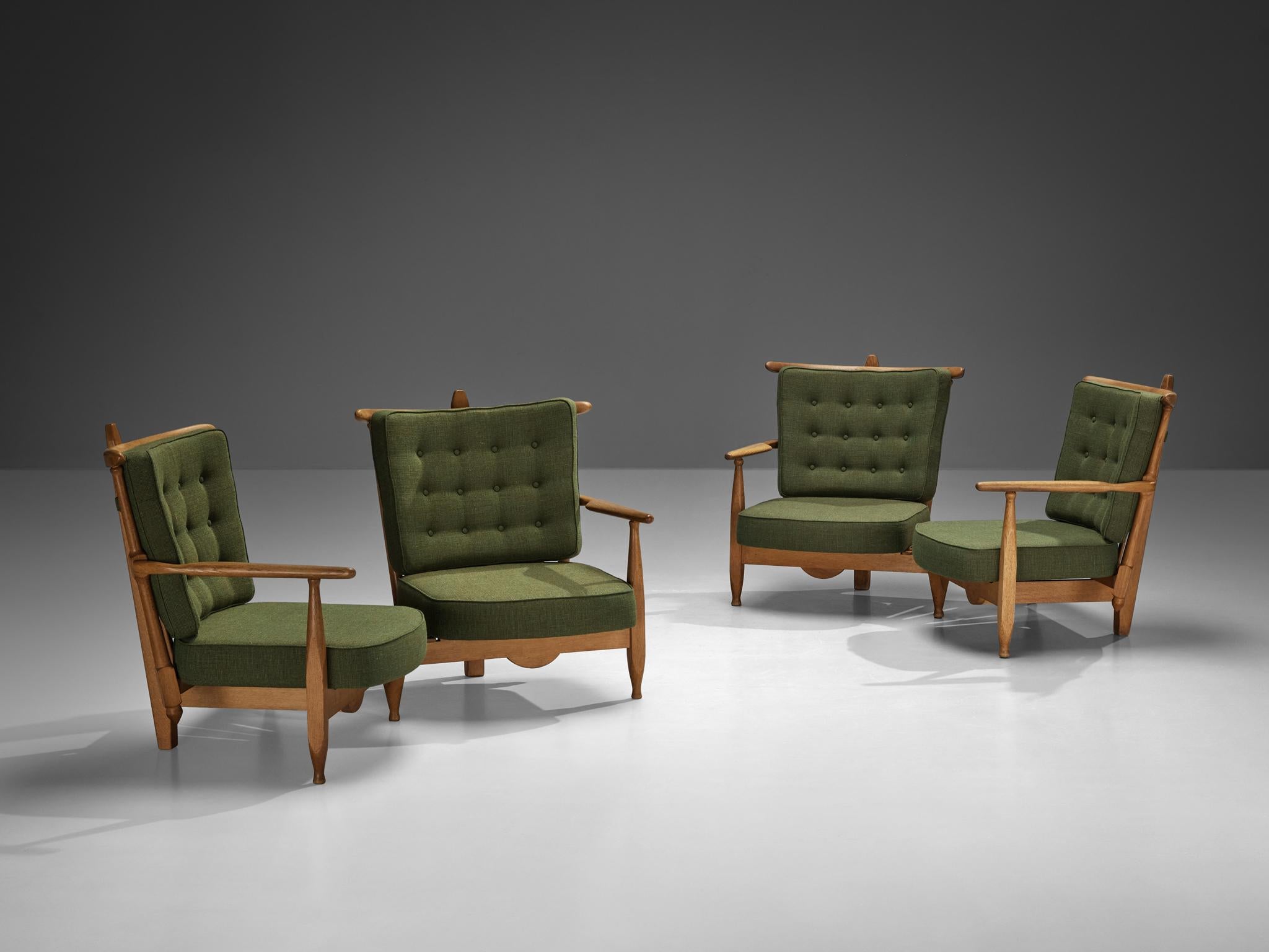 Mid-Century Modern Ensemble Guillerme & Chambron avec table d'appoint en chêne massif et tissu vert en vente