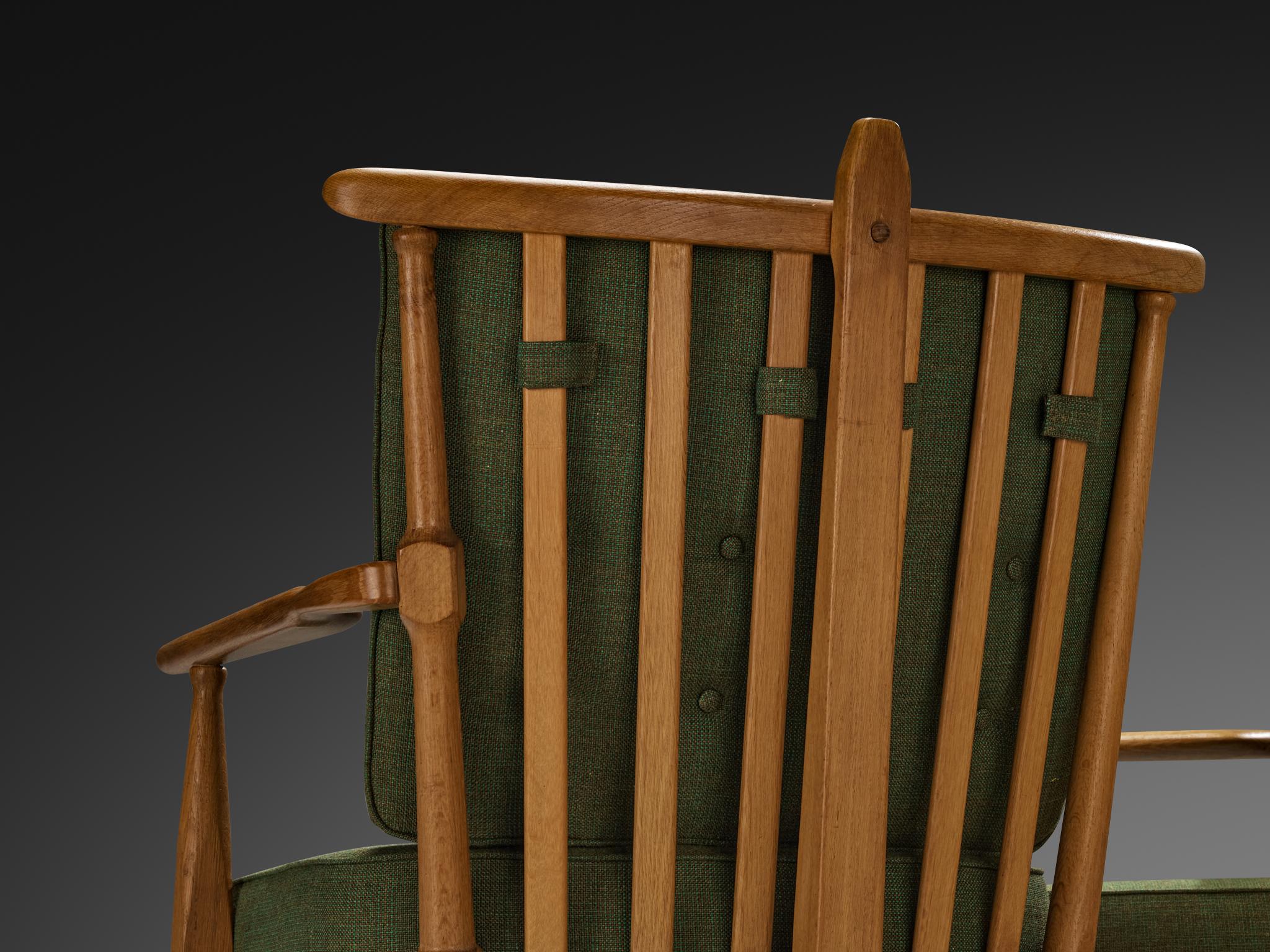 Guillerme & Chambron Lounge-Set mit Beistelltisch aus massiver Eiche und grünem Stoff (Französisch) im Angebot