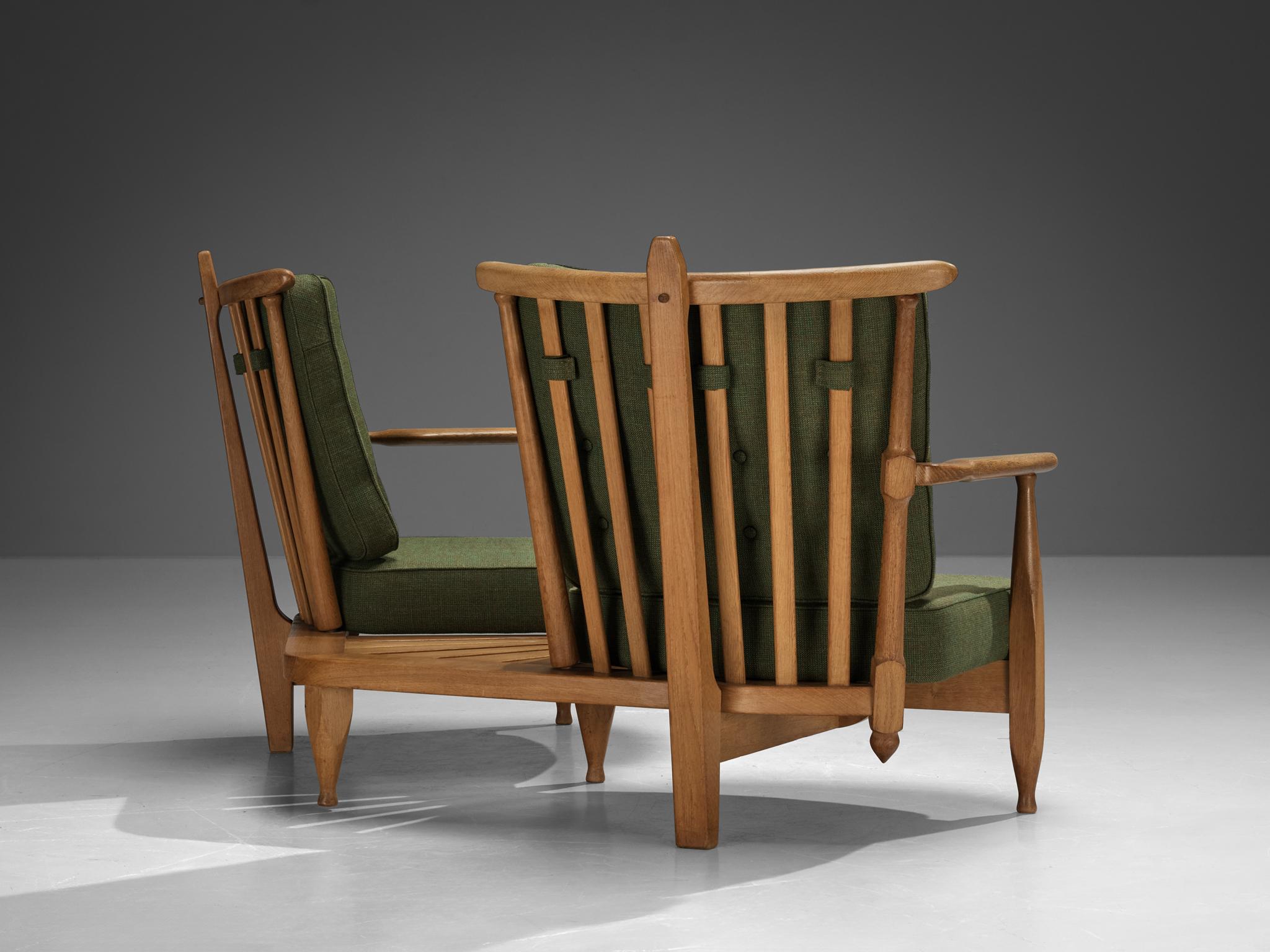 Ensemble Guillerme & Chambron avec table d'appoint en chêne massif et tissu vert Bon état - En vente à Waalwijk, NL