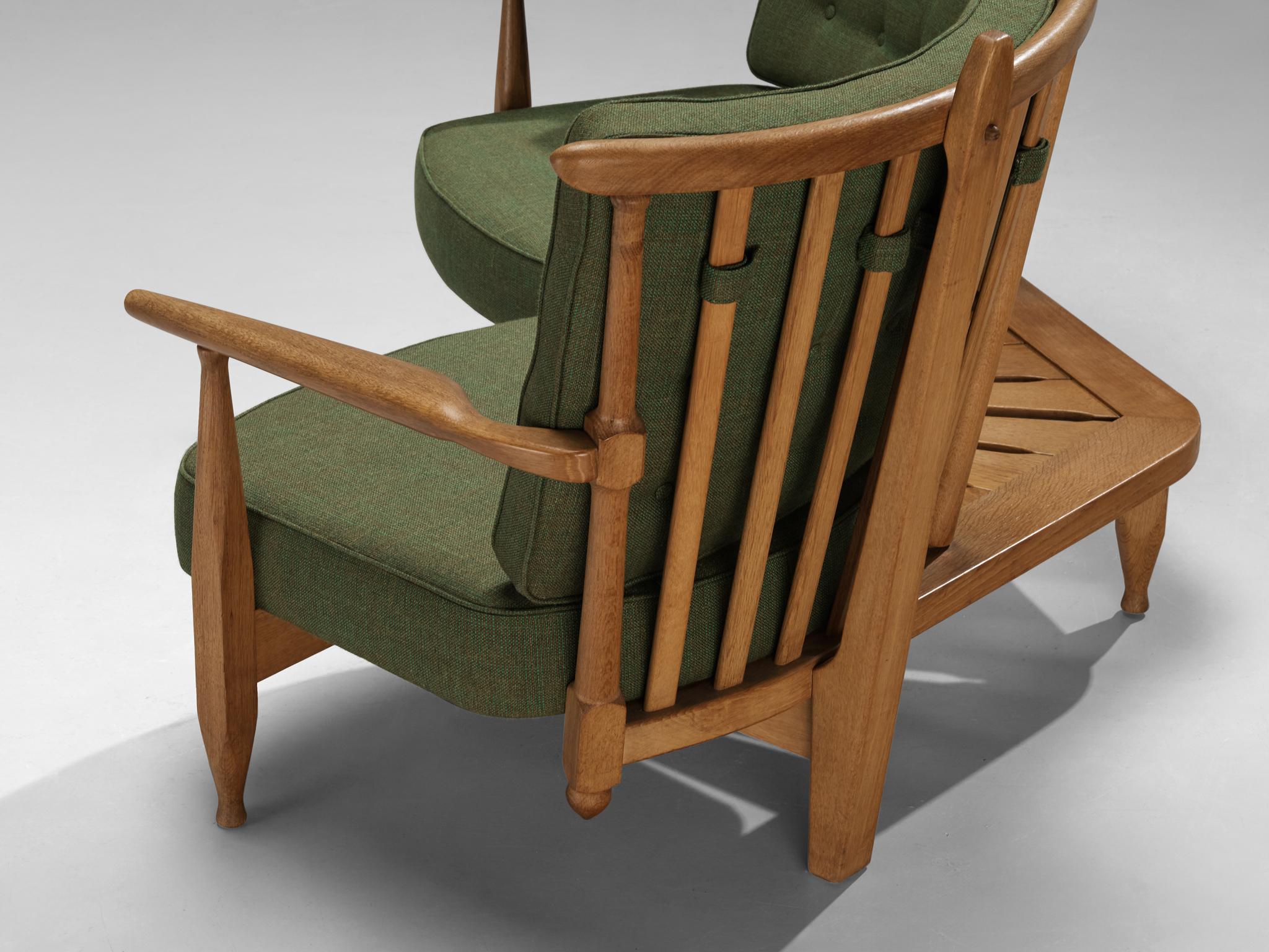 Guillerme & Chambron Lounge-Set mit Beistelltisch aus massiver Eiche und grünem Stoff (Mitte des 20. Jahrhunderts) im Angebot