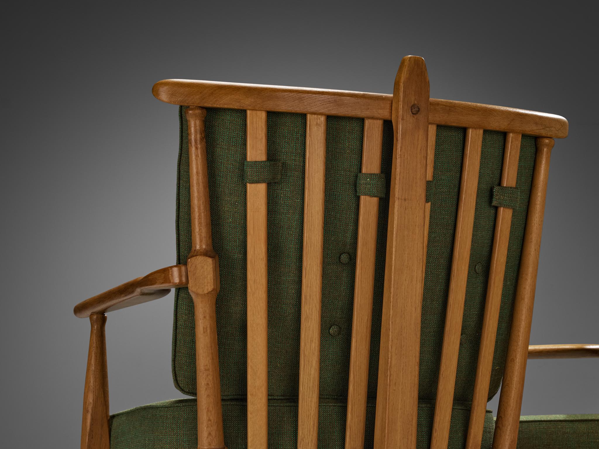 Ensemble Guillerme & Chambron avec table d'appoint en chêne massif et tissu vert en vente 1