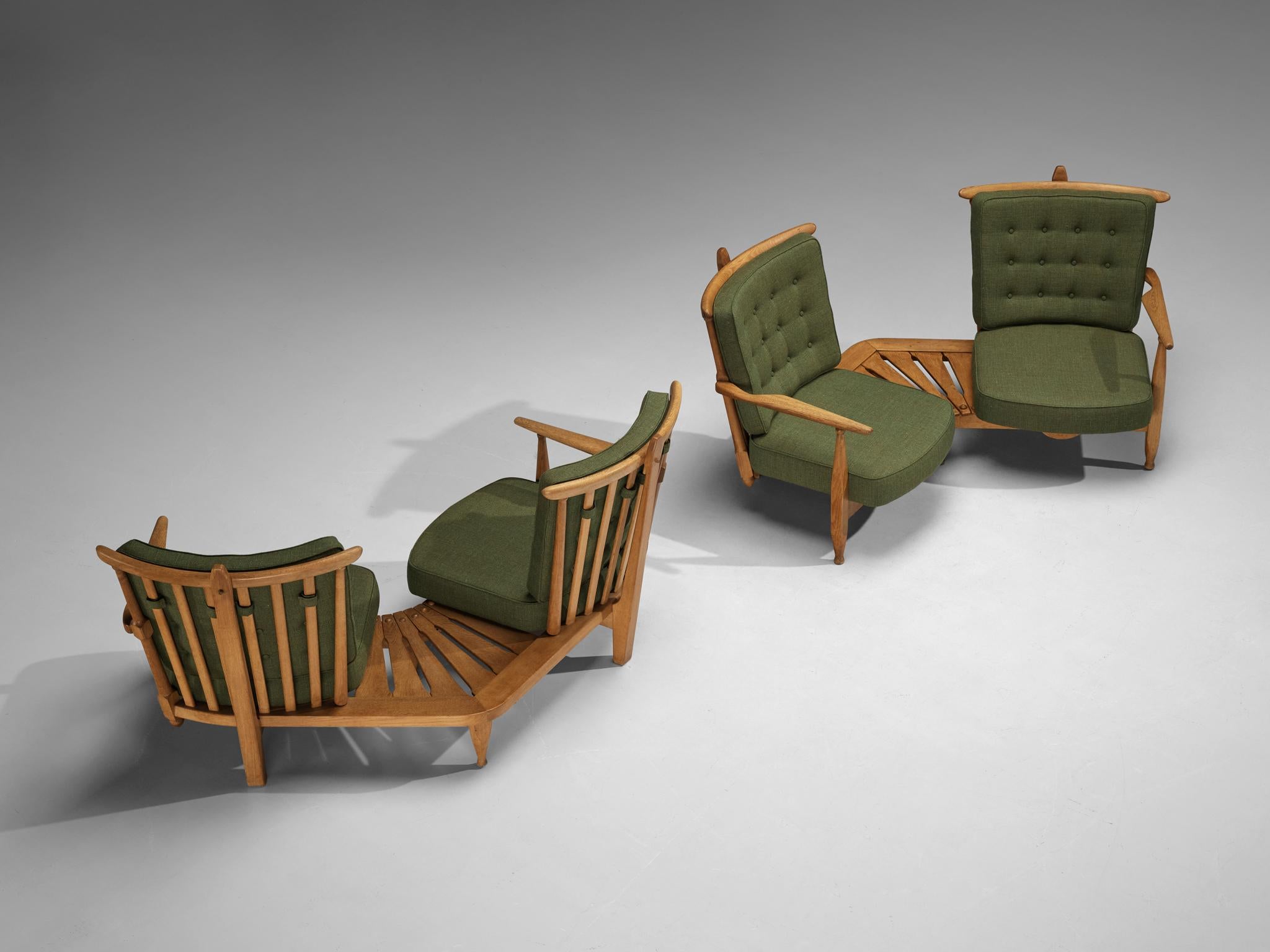 Ensemble Guillerme & Chambron avec table d'appoint en chêne massif et tissu vert en vente 2