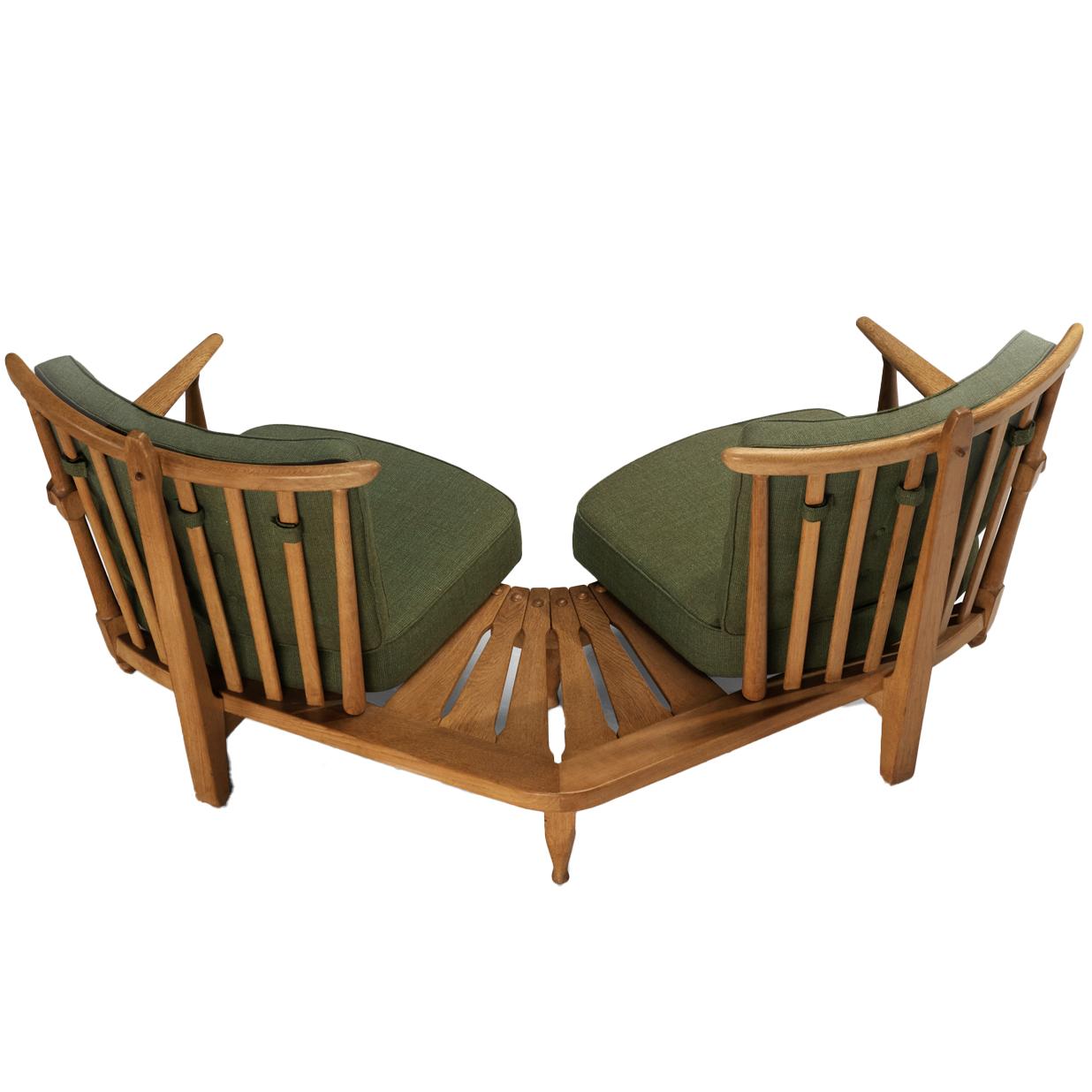 Guillerme & Chambron Lounge-Set mit Beistelltisch aus massiver Eiche und grünem Stoff im Angebot