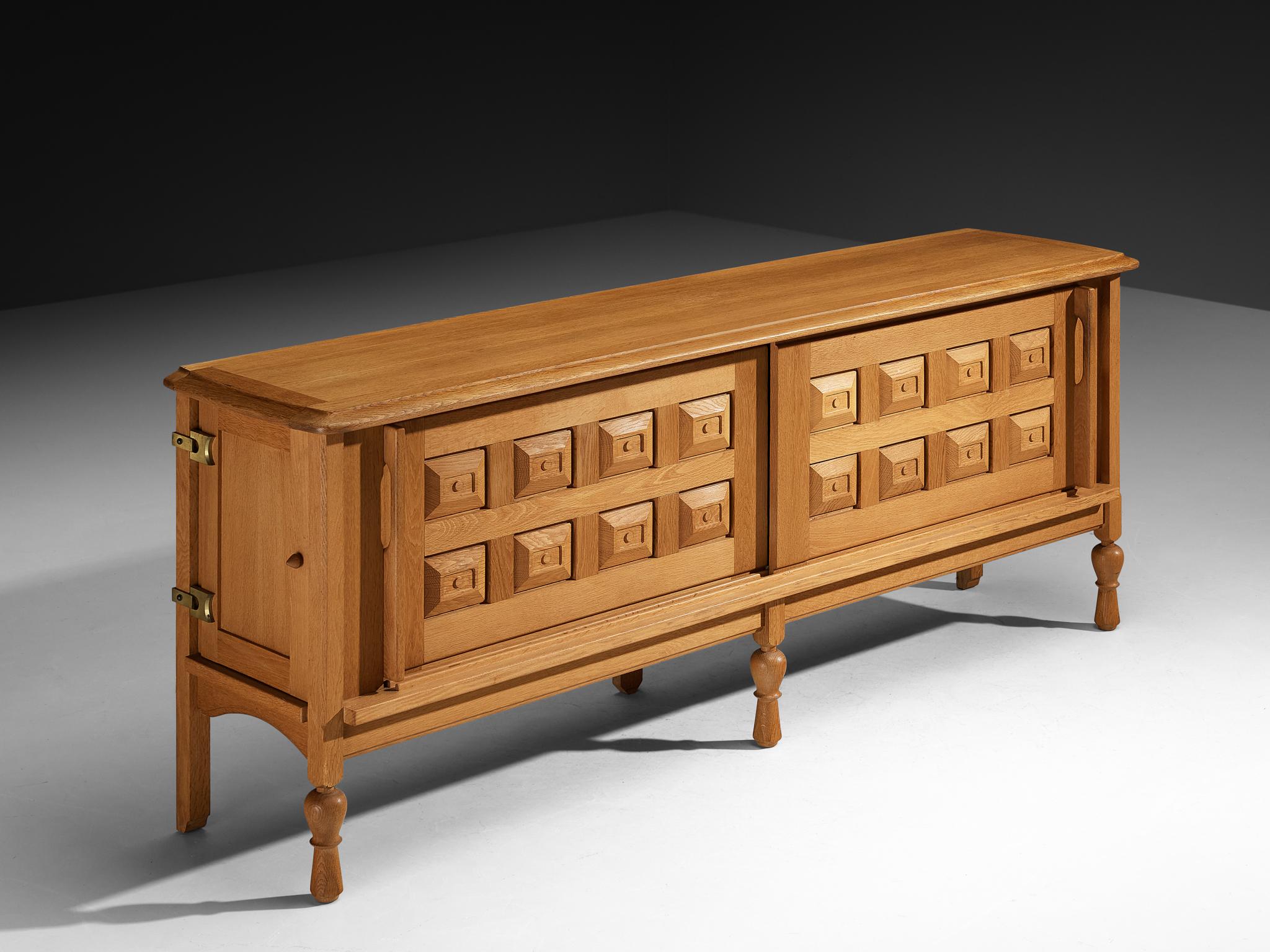 Guillerme et Chambron per Votre Maison, credenza 'Mathias', quercia, ottone, Francia, anni '60

Questa straordinaria credenza è un progetto dei maestri francesi Jacques Chambron e Robert Guillerme, risalente agli anni Sessanta. Chiamato Mathias,