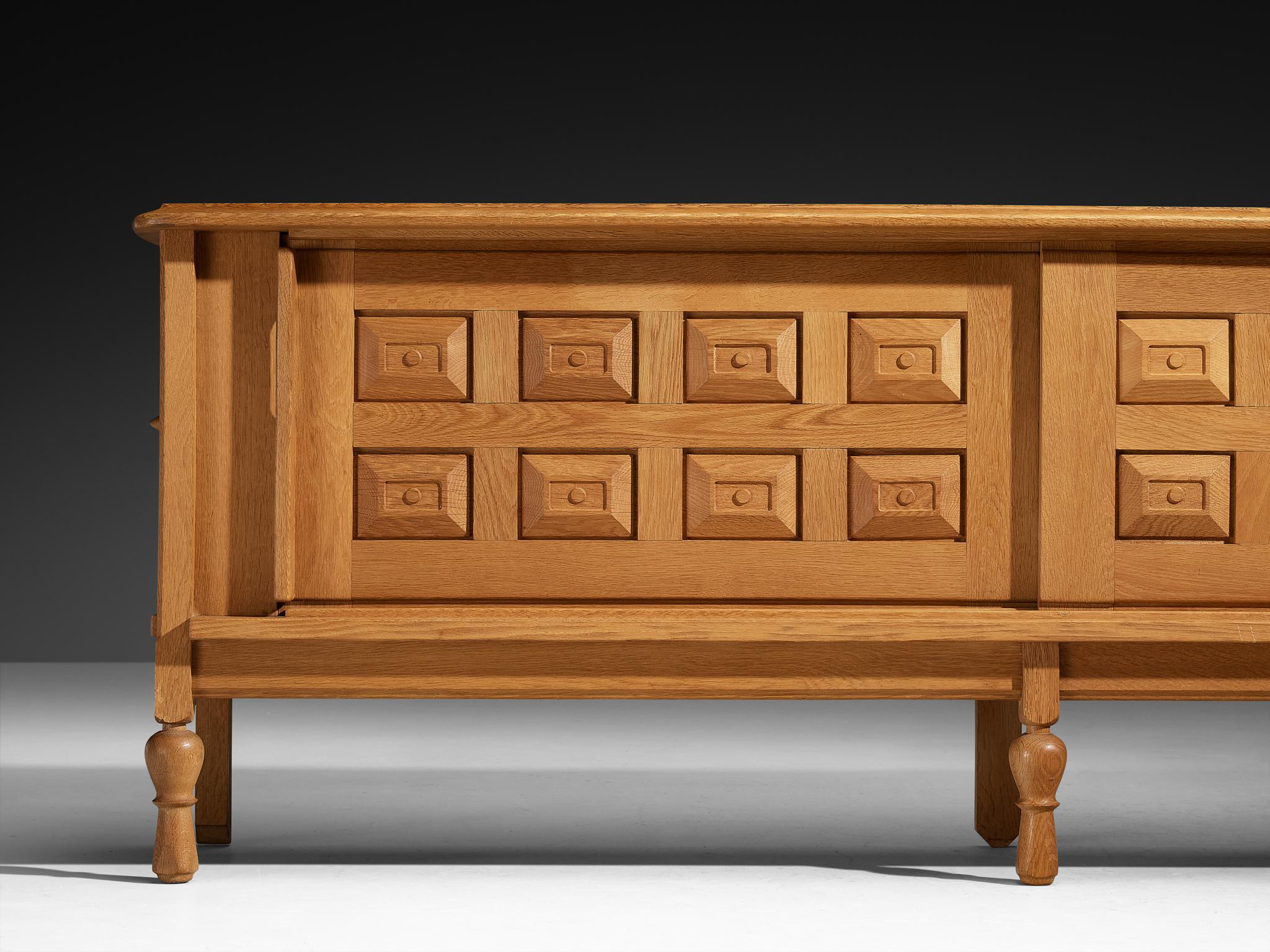 Mid-Century moderno Credenza 'Mathias' di Guillerme & Chambron in Oak e ottone in vendita