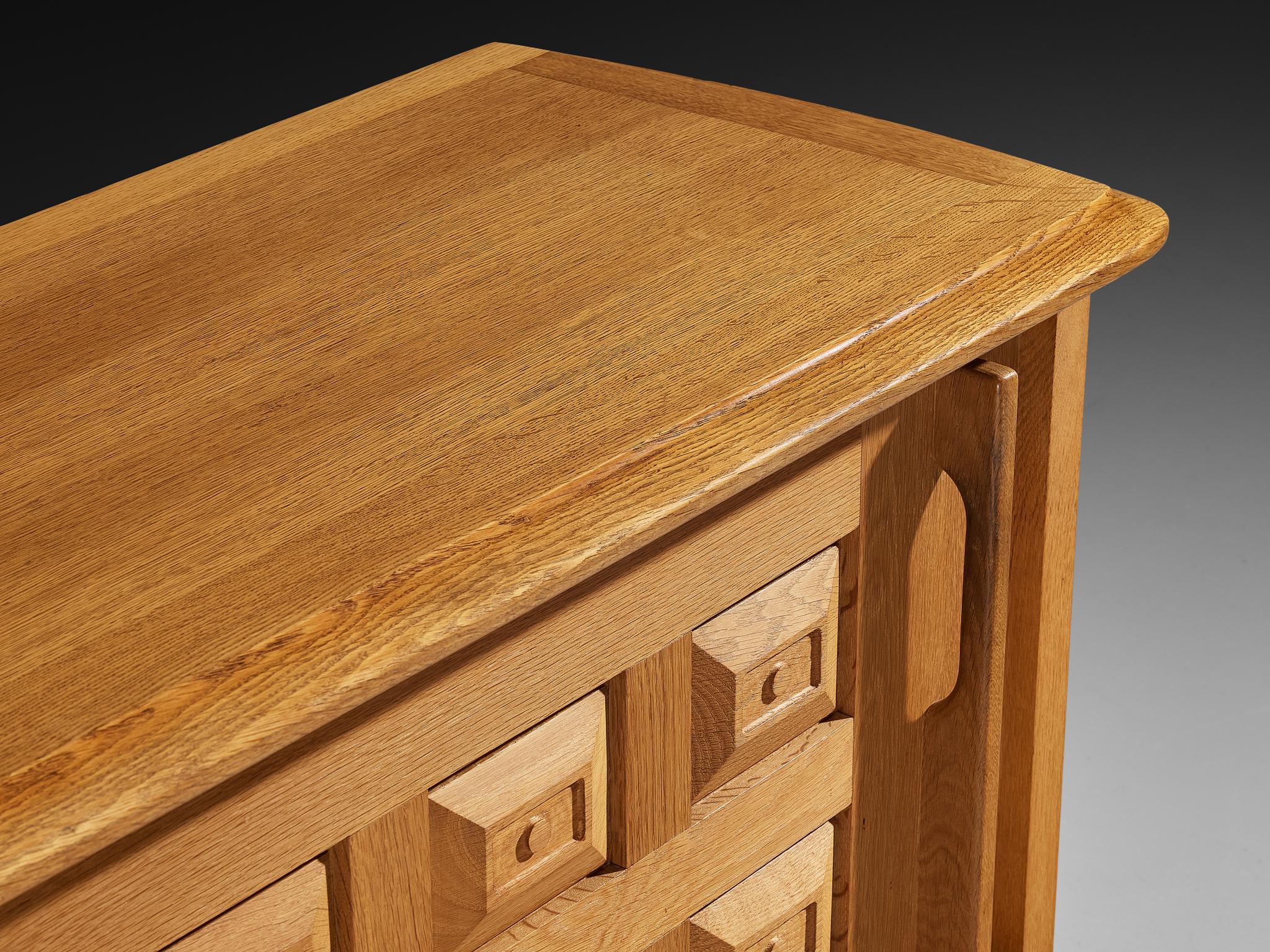 Francese Credenza 'Mathias' di Guillerme & Chambron in Oak e ottone in vendita