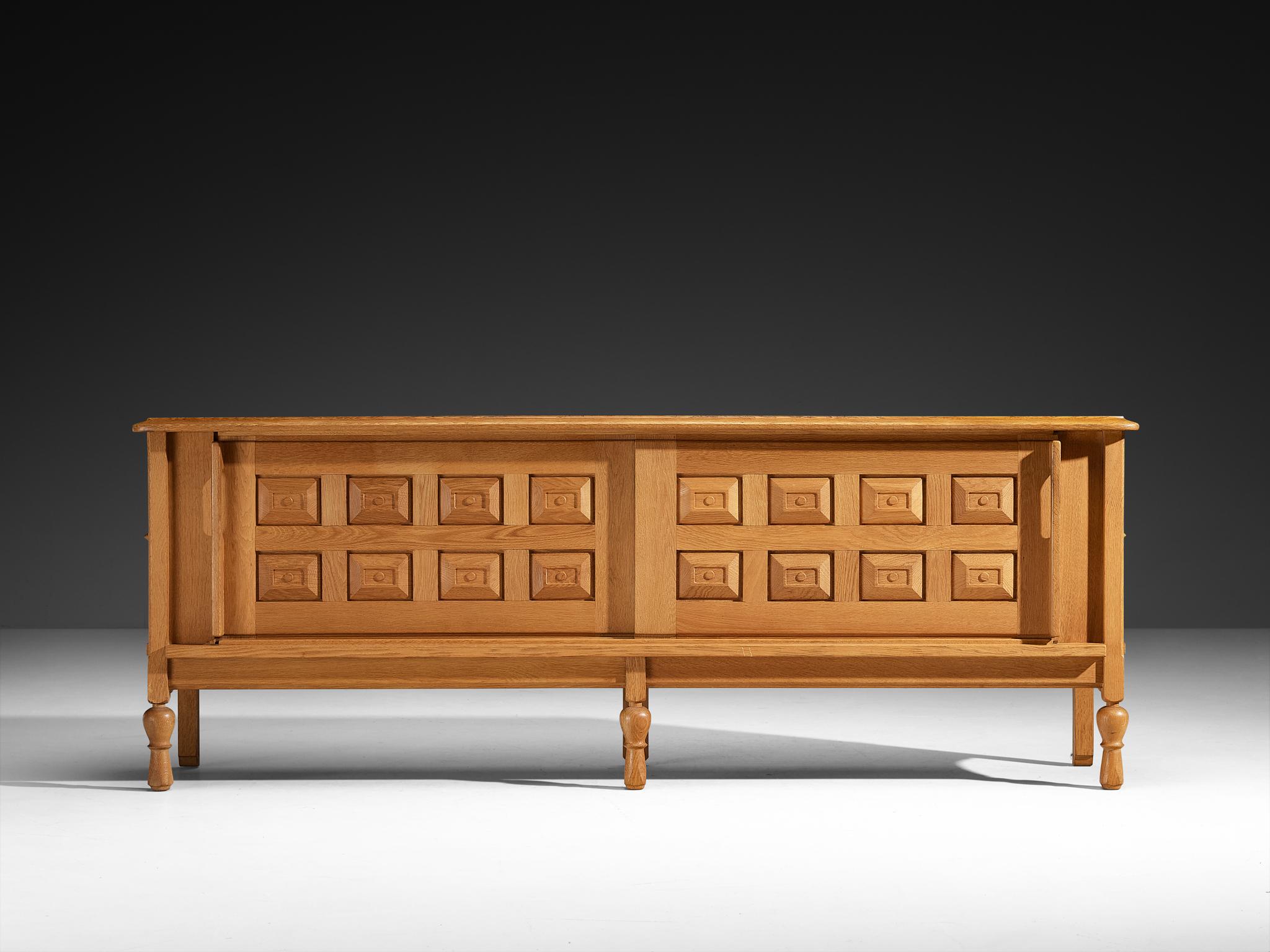 Credenza 'Mathias' di Guillerme & Chambron in Oak e ottone In condizioni buone in vendita a Waalwijk, NL