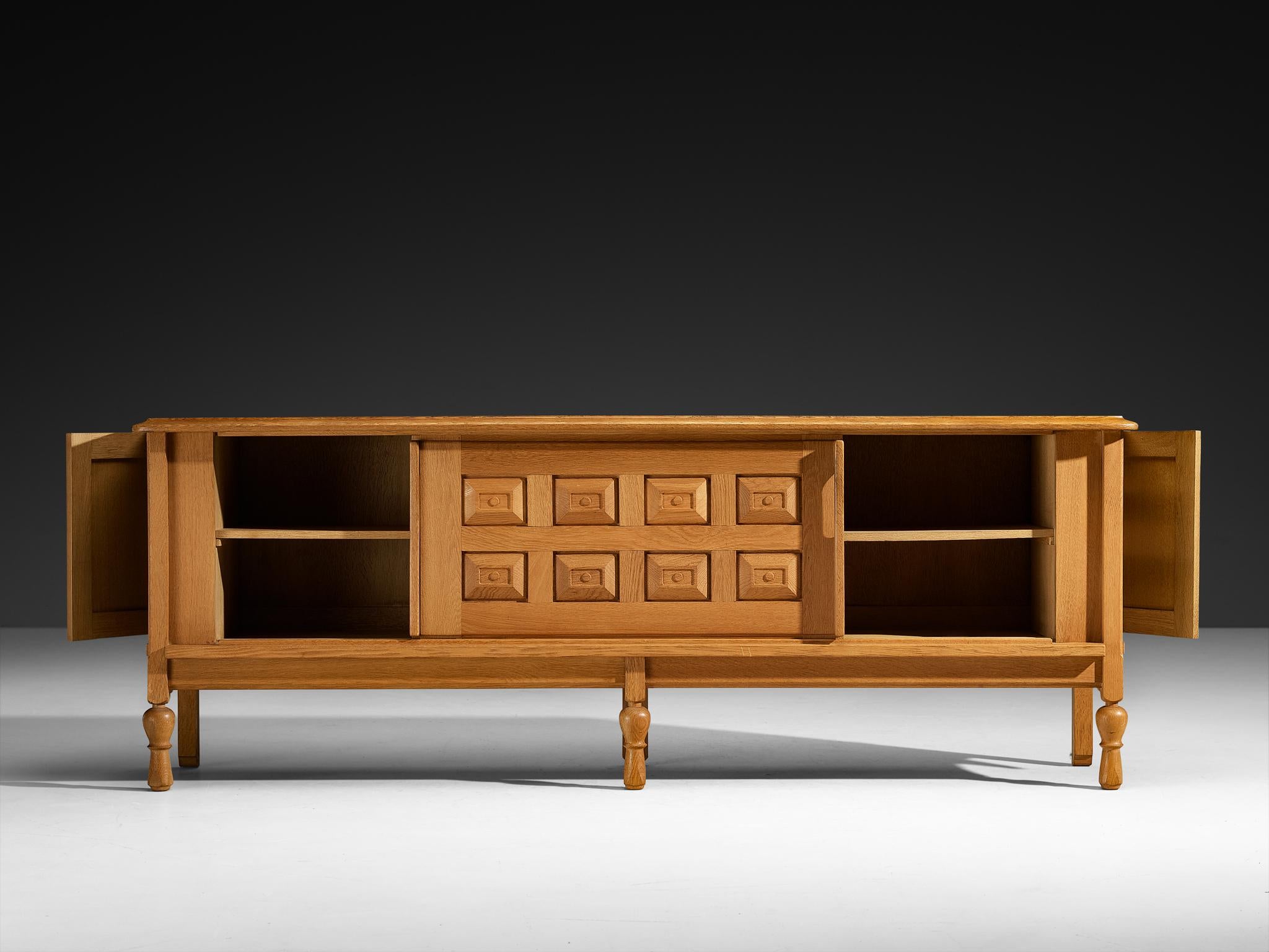 Metà XX secolo Credenza 'Mathias' di Guillerme & Chambron in Oak e ottone in vendita