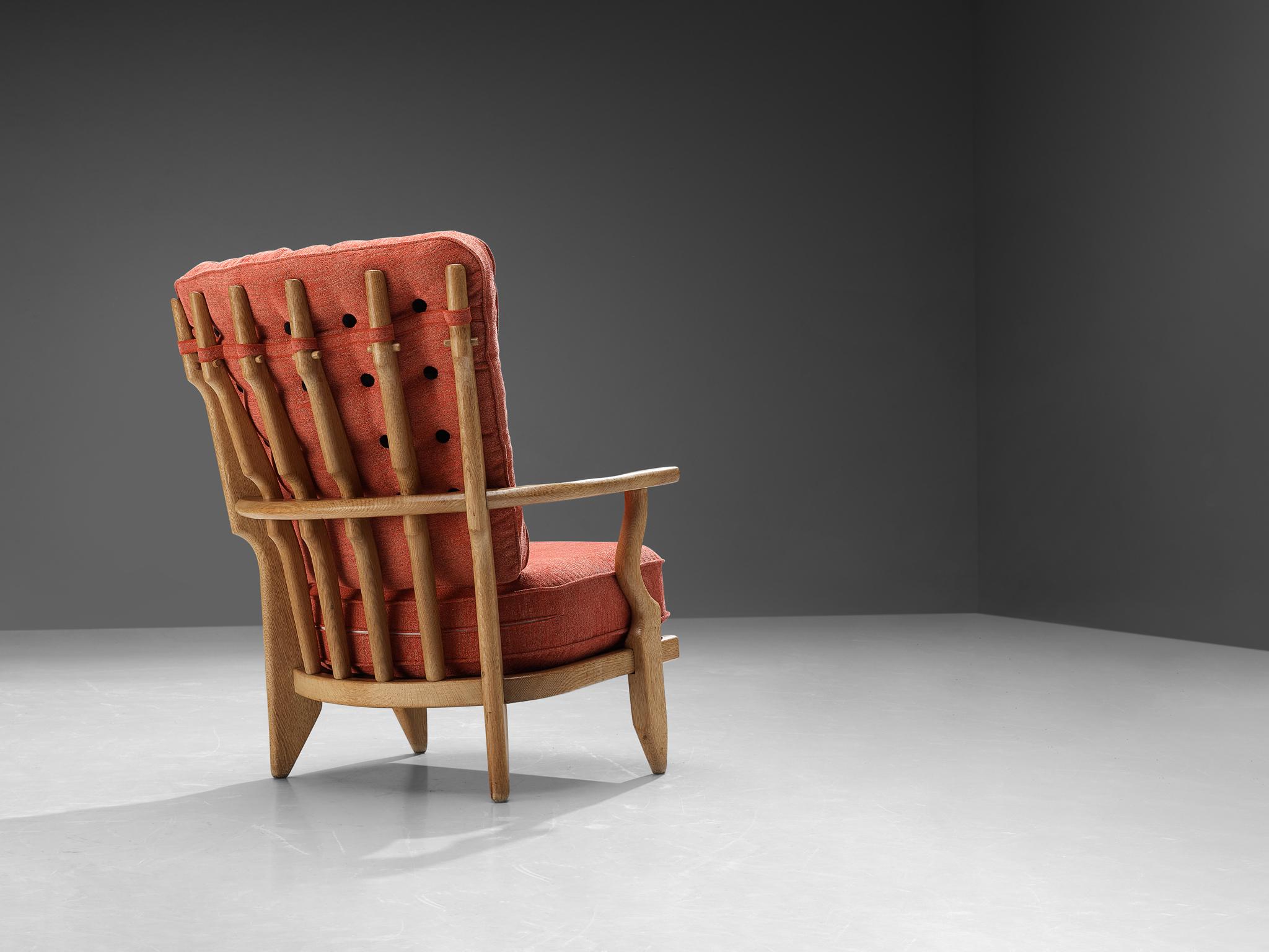 Guillerme et Chambron pour Votre Maison, chaise longue modèle 'Mid-Repos', chêne, tissu, France, années 1960.

Chaise de salon 'Mid Repos' de Guillerme et Chambron en chêne massif, bien sculptée, avec les détails décoratifs caractéristiques au dos