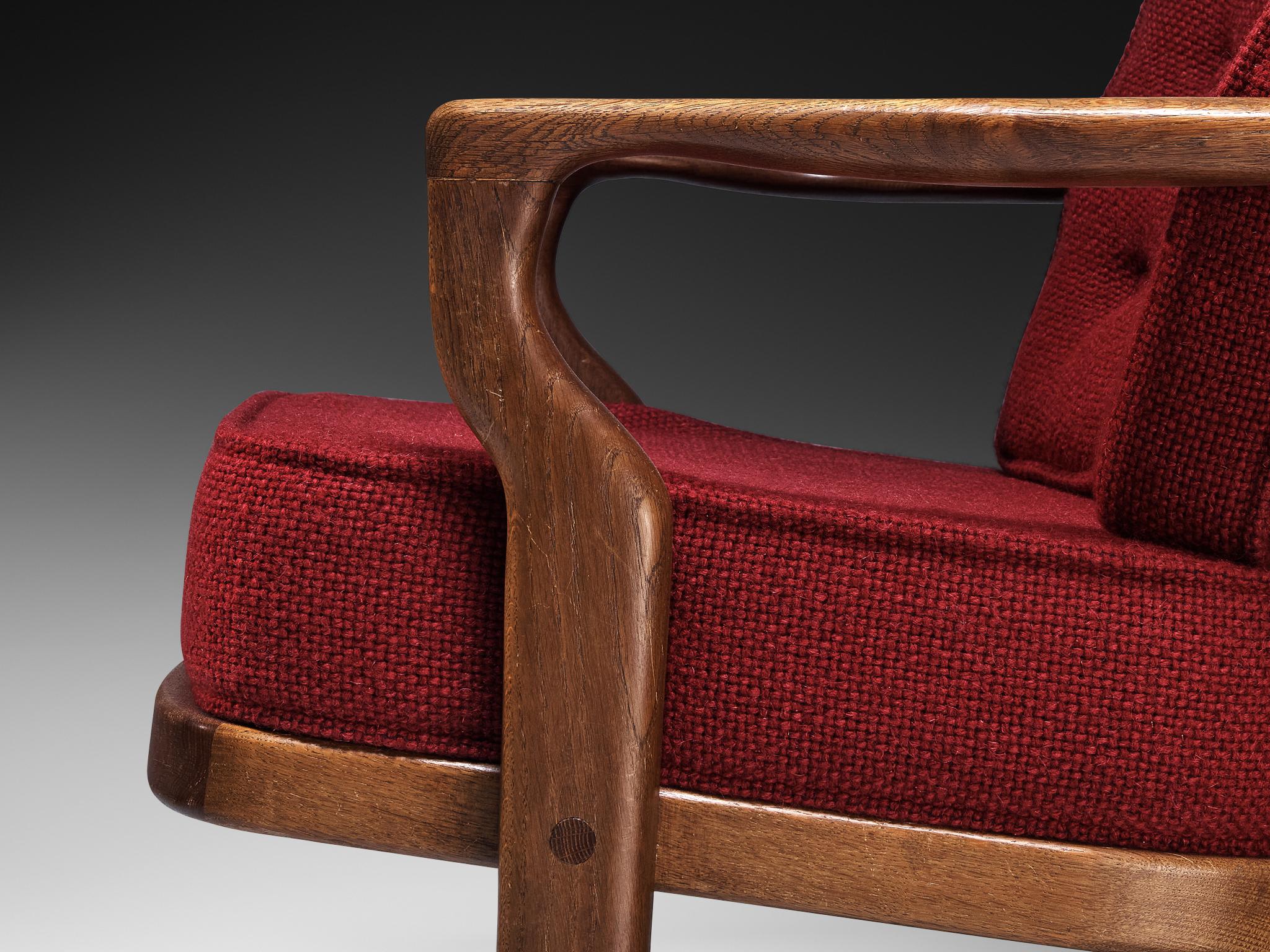 Silla de salón Guillerme Chambron 'Mid Repos' en roble y tapicería roja en Bueno estado para la venta en Waalwijk, NL