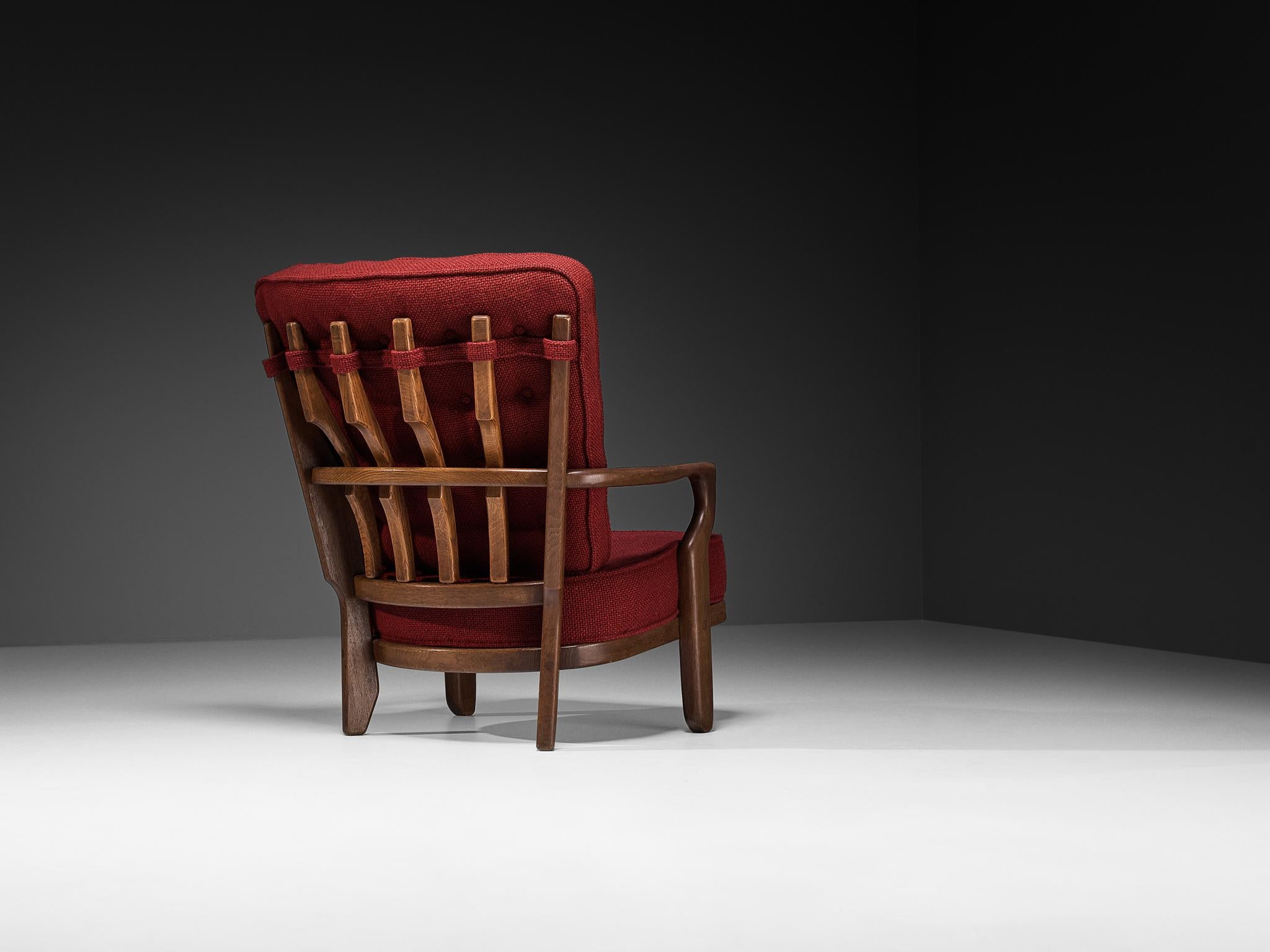 Silla de salón Guillerme Chambron 'Mid Repos' en roble y tapicería roja mediados del siglo XX en venta