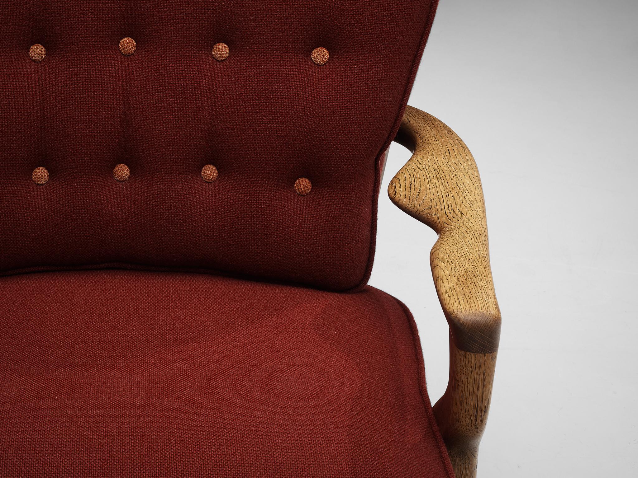 Milieu du XXe siècle Chaise longue Mid Repos de Guillerme & Chambron en chêne et tapisserie rouge  en vente