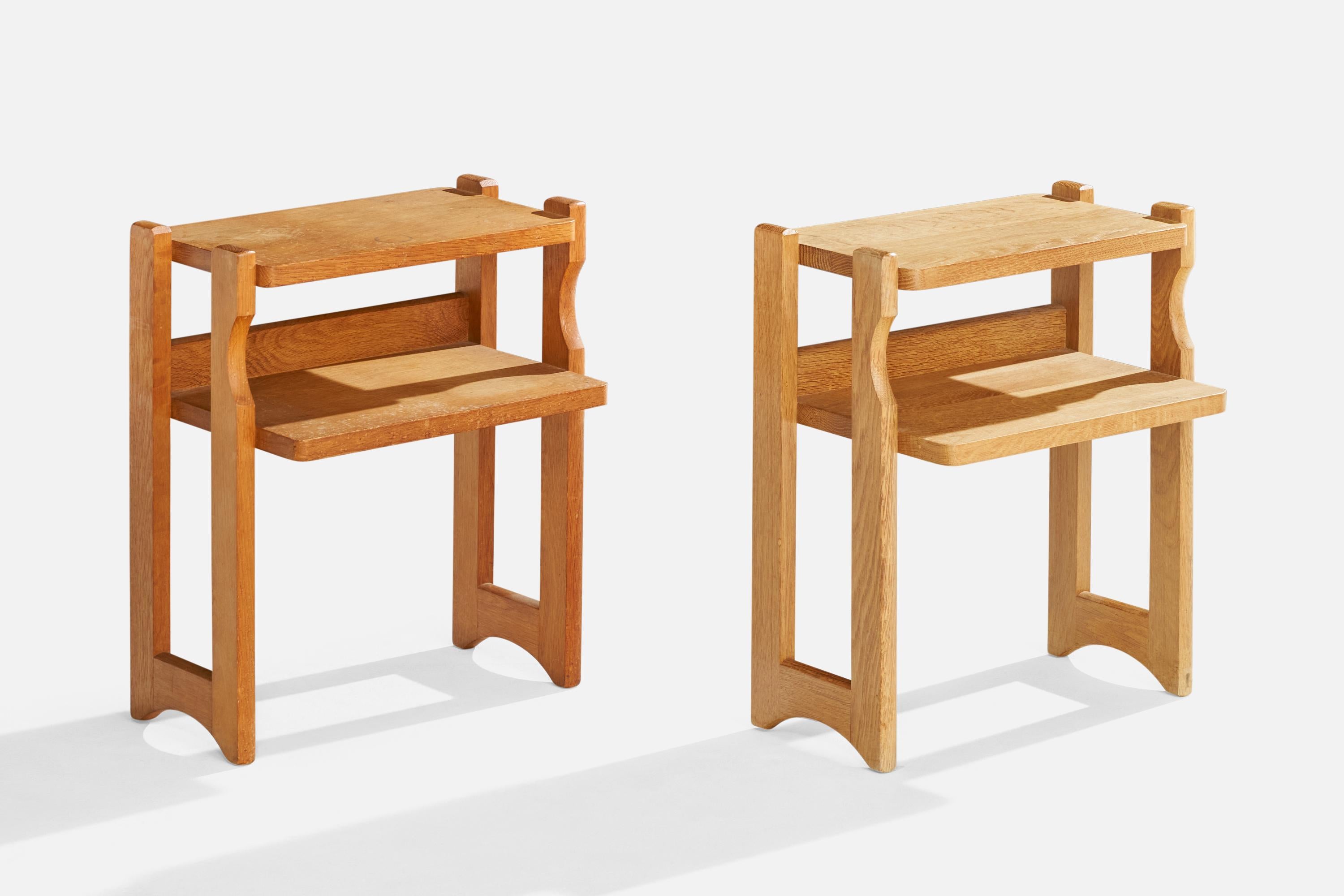 Paire de tables de nuit en chêne conçues et produites par Guillerme & Chambron, France, c. années 1960.

Dimensions : 20.4