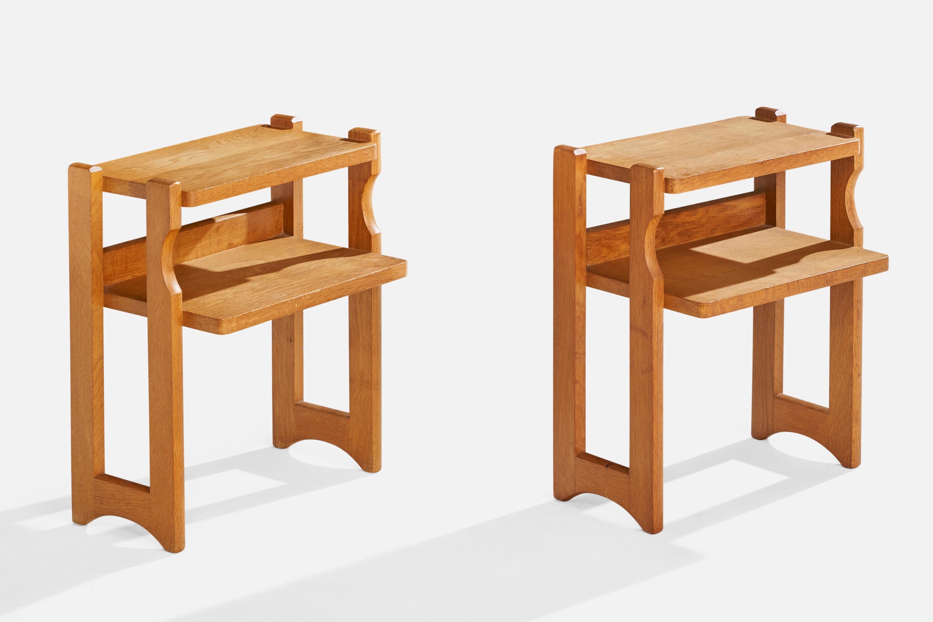 Paire de tables de nuit en chêne conçues et produites par Guillerme & Chambron, France, c. années 1960.

Dimensions : 20.5