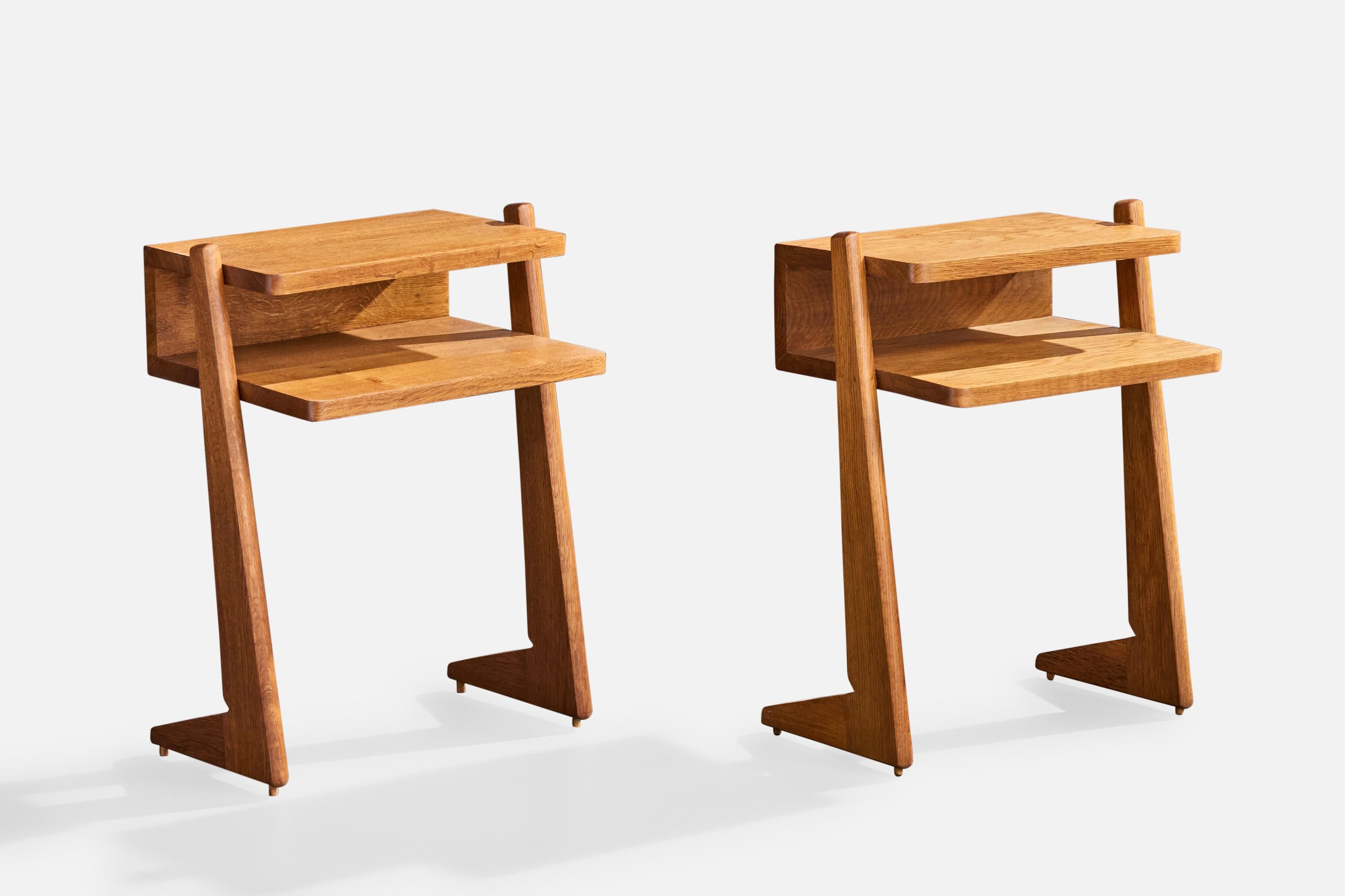 Coppia di comodini in Oak progettati e prodotti da Guillerme & Chambron, Francia, anni '60 circa.

Dimensioni complessive (pollici): 23,0 