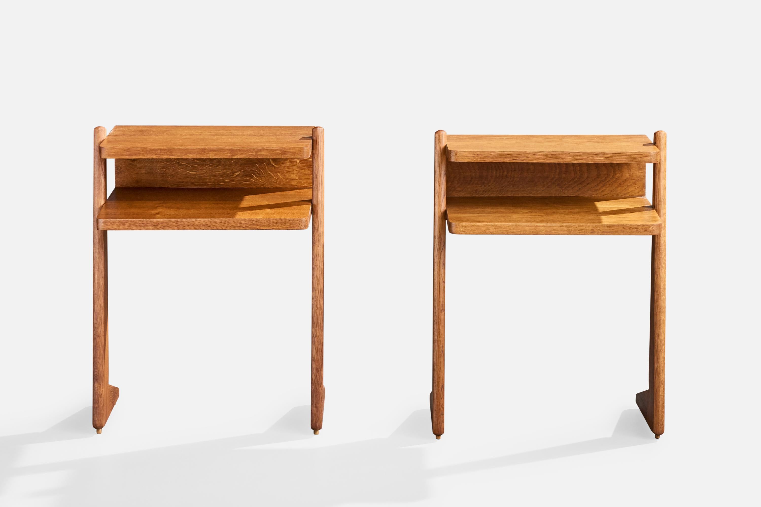 Mid-Century moderno Guillerme & Chambron, Comodini, Oak, Francia, anni '60 in vendita