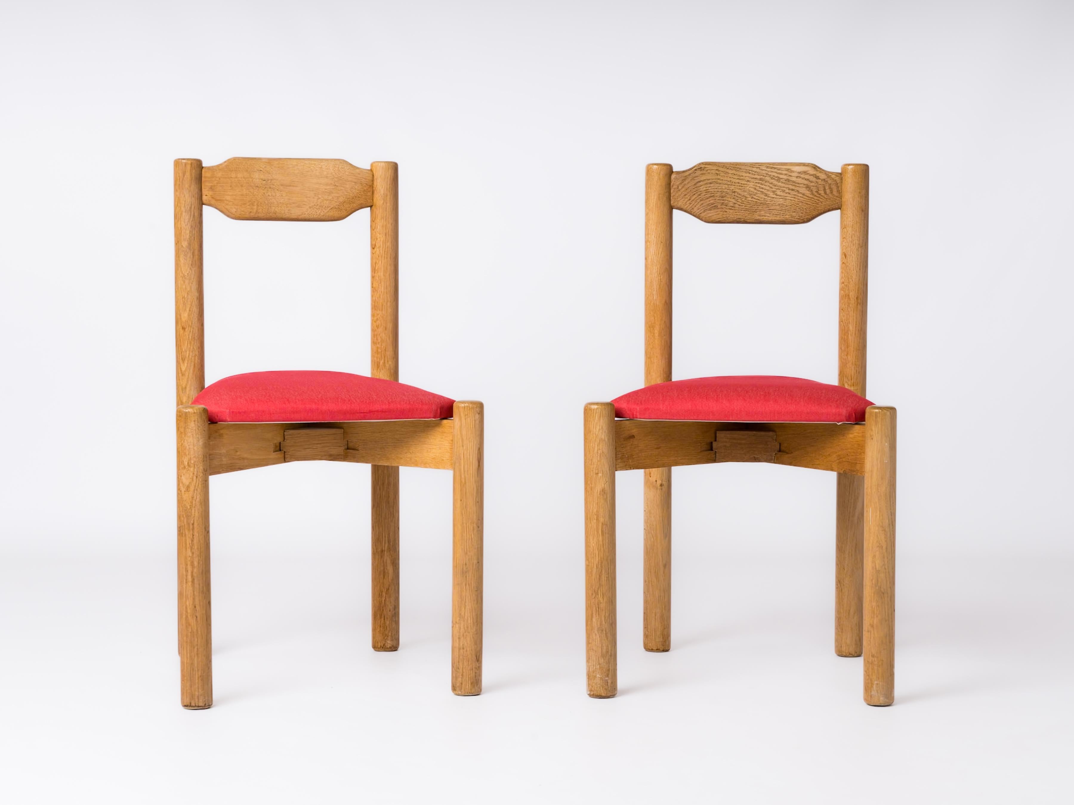Sleek pair of minimalist all French natural oak chairs from the late production series of Guillerme & Chambron for Votre Maison Edition. France 1970's.
The chairs have been re-upholstered with a bright red fabric.
Both chairs are sturdy and in good