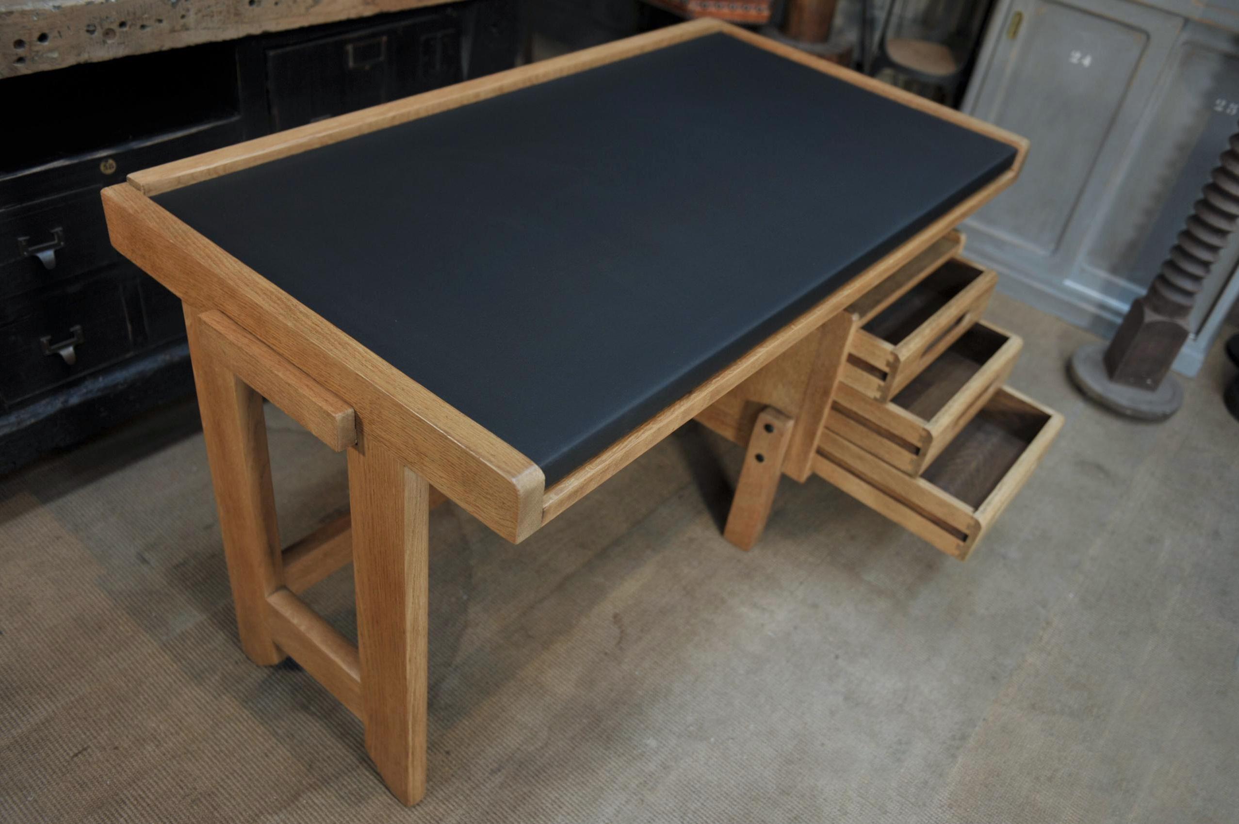 Guillerme & Chambron Oak Desk with Sliding Side Shelves, circa 1950 In Good Condition For Sale In Roubaix, FR