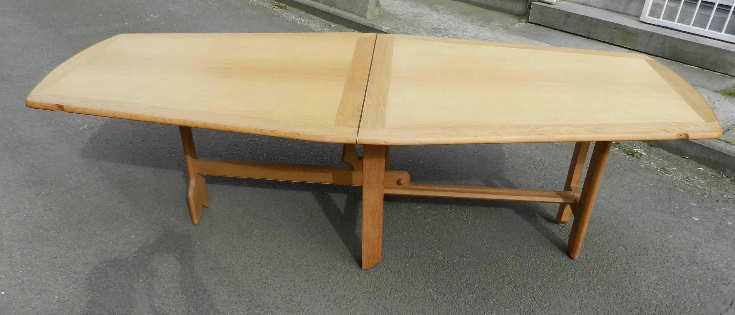 Mid-Century Modern Guillerme & Chambron, modèle de table en chêne 