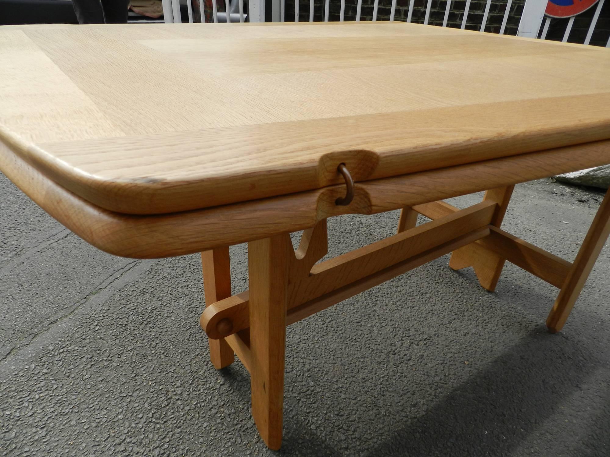 20ième siècle Guillerme & Chambron, modèle de table en chêne 