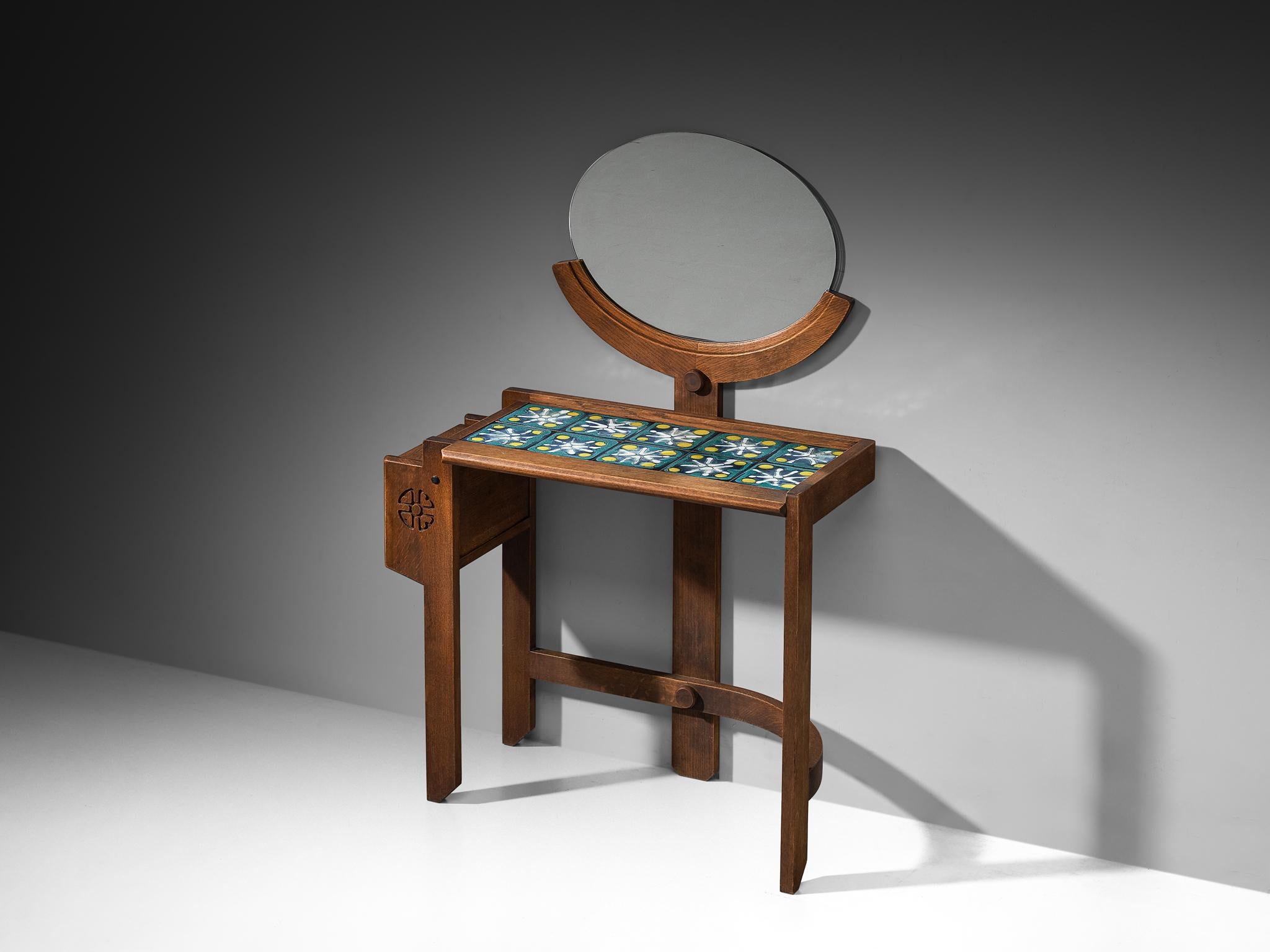 Guillerme et Chambron, tavolino da toilette, quercia, ceramica, specchio e tessuto, Francia, anni '1970.

Questa toeletta è stata progettata dal duo di designer francesi Guillerme e Chambron. Presenta i loro caratteristici elementi di design, come