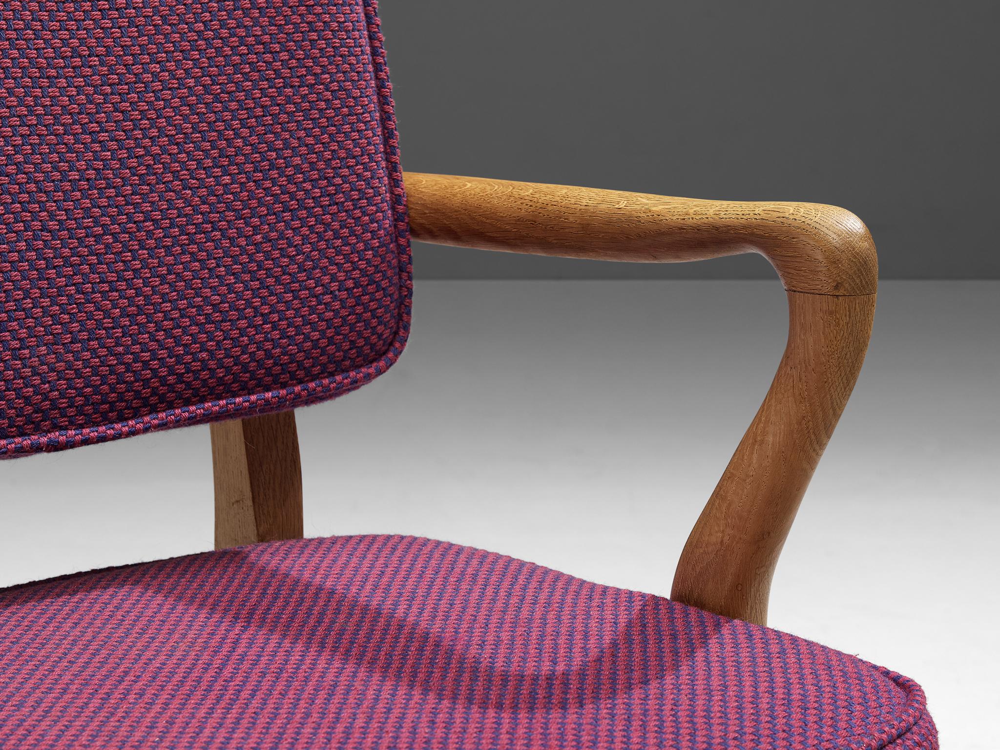 Français Guillerme & Chambron paire de fauteuils Denis en chêne et tissu d'ameublement violet  en vente