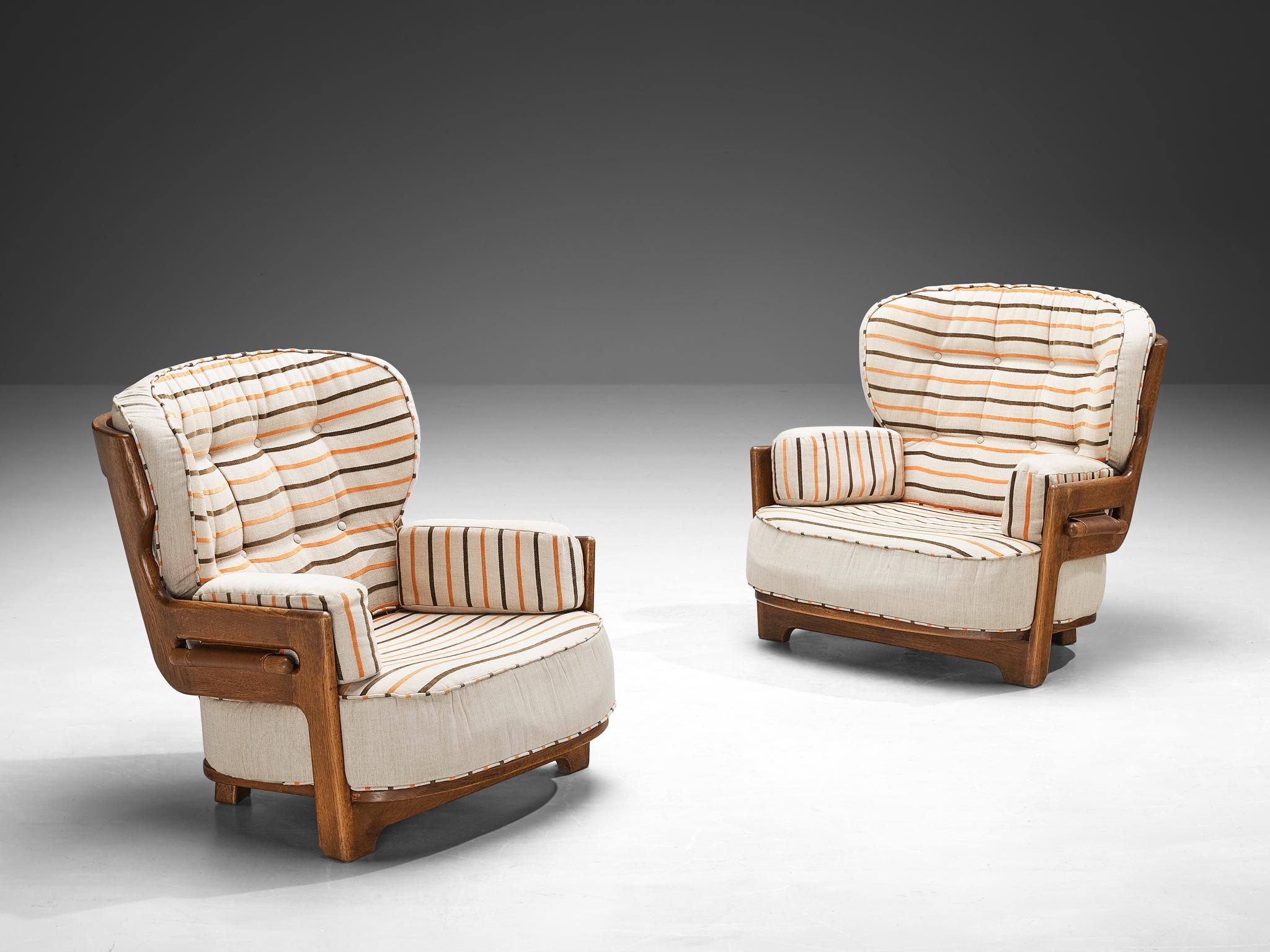 Guillerme et Chambron pour Votre Maison, paire de chaises longues, modèle 'Denis', tissu, chêne, France, années 1960.

Cette chaise longue 'Denis' a été conçue par le duo de designers français Jacques Chambron et Robert Guillerme. Le design se