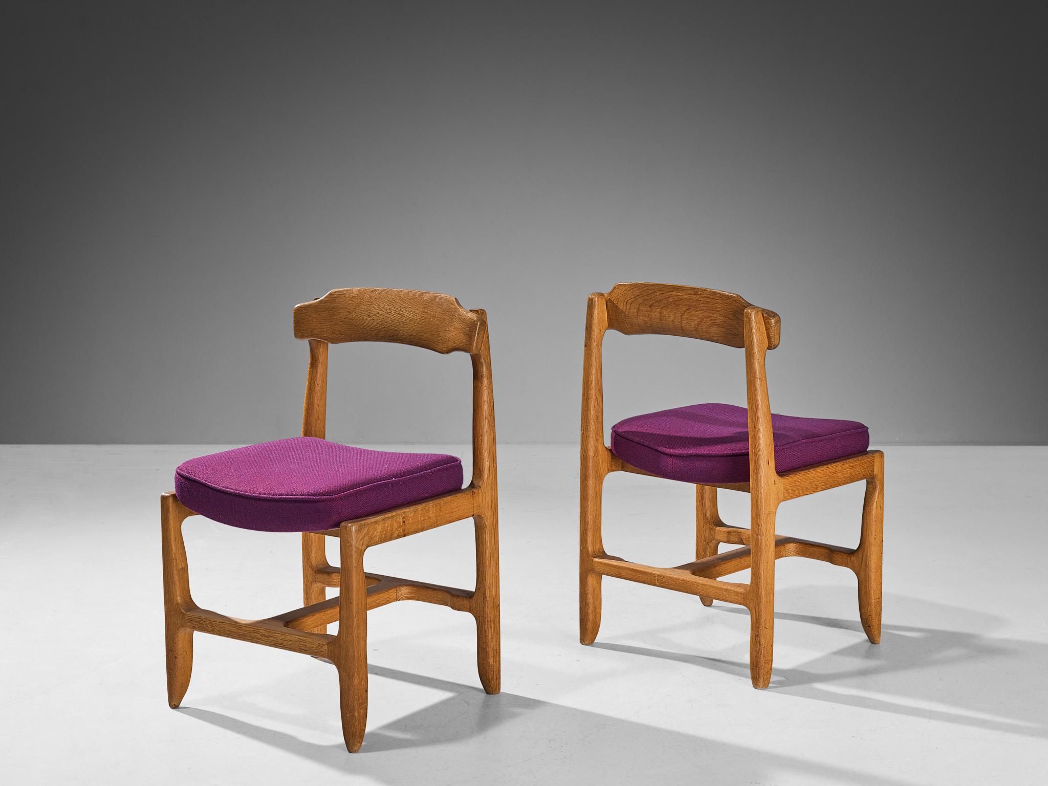 Guillerme & Chambron Pair of Dining Chairs in Oak and Purple Upholstery  In Good Condition For Sale In Waalwijk, NL