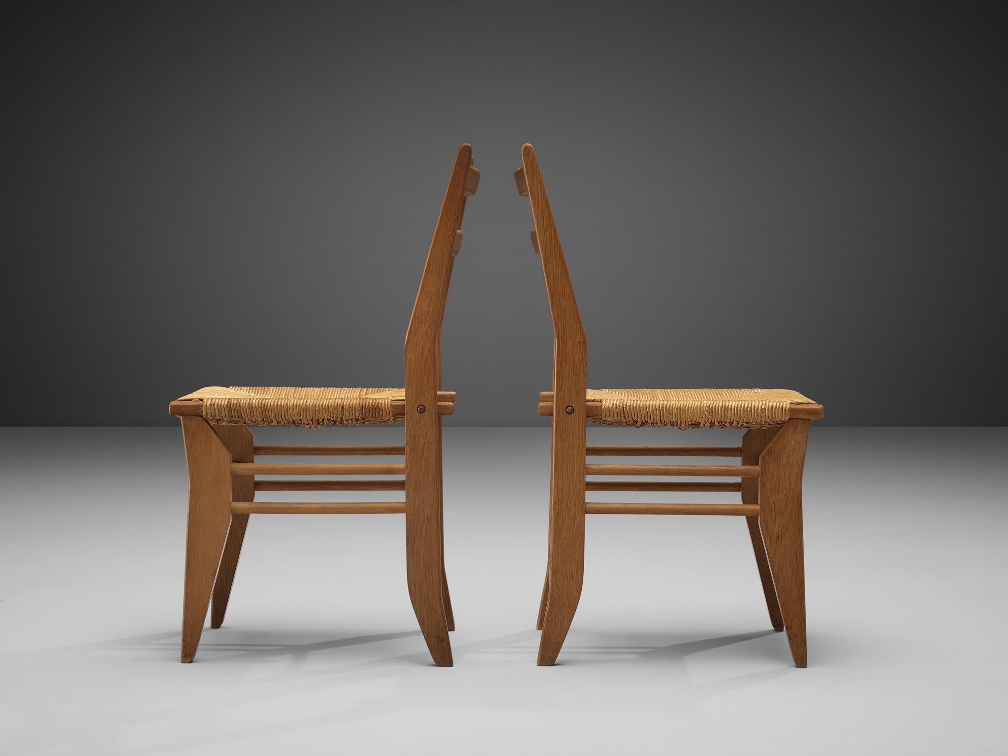 Guillerme & Chambron Pair of Dining Chairs in Oak and Straw In Good Condition For Sale In Waalwijk, NL