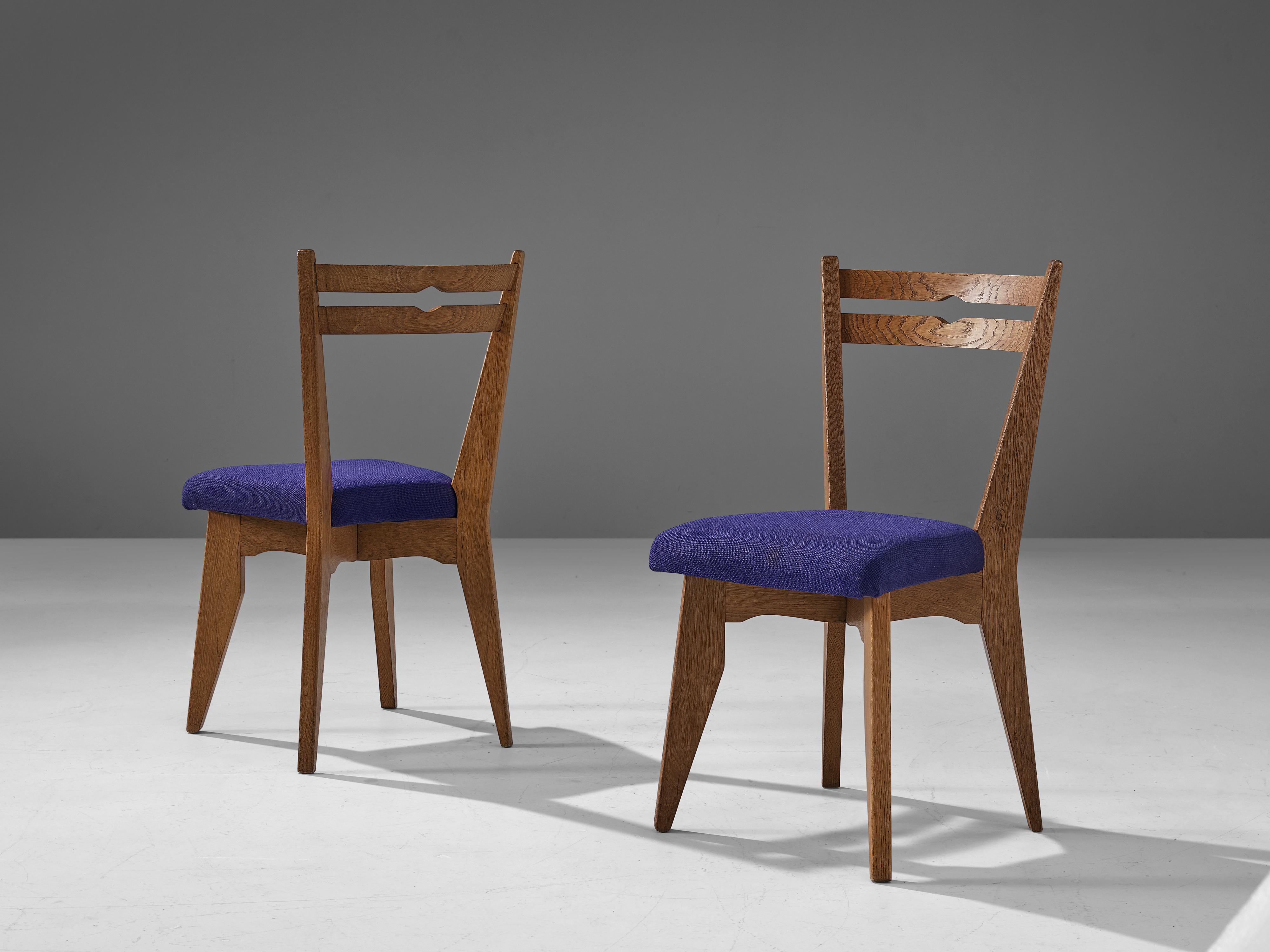 Guillerme & Chambron, pair of dining chairs, solid oak, fabric upholstery, France, 1960s

These dining chairs in solid oak are designed by the French designer duo Jacques Chambron and Robert Guillerme. On four tapered legs rests the seating with a